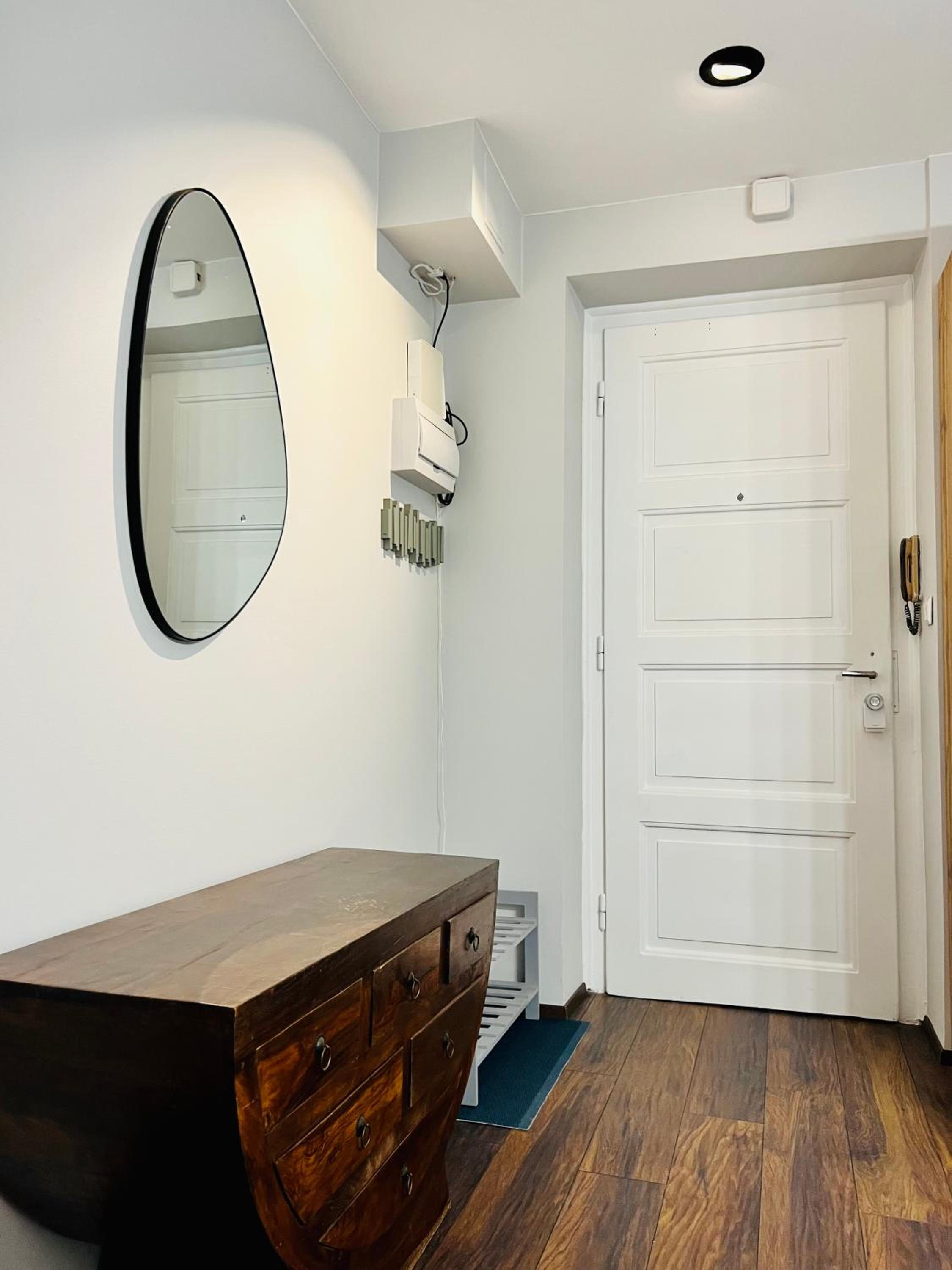 Timeless Old Centre Apartment with 2 bathrooms and balcony
