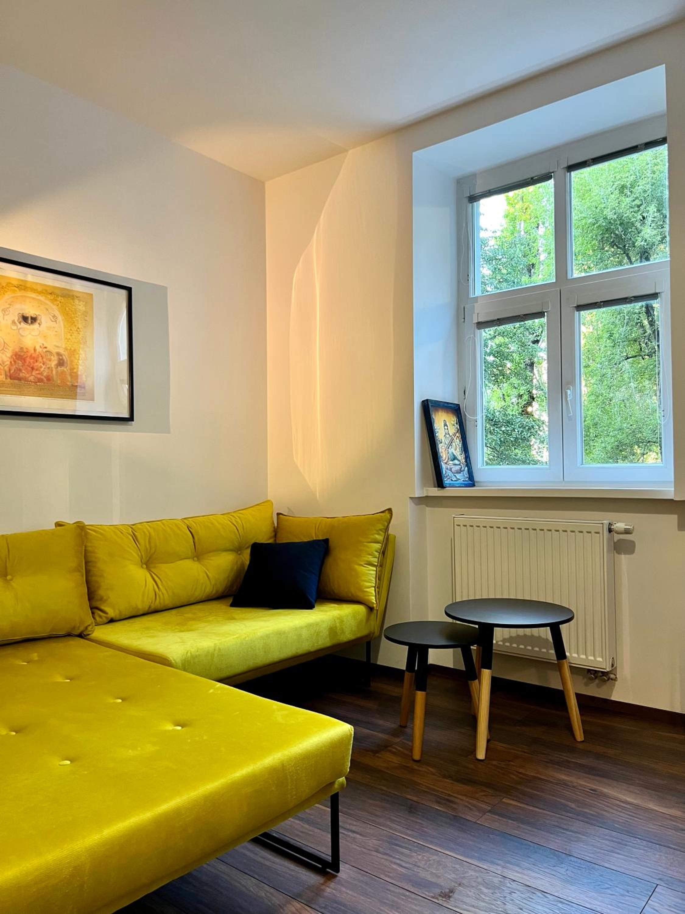 Timeless Old Centre Apartment with 2 bathrooms and balcony