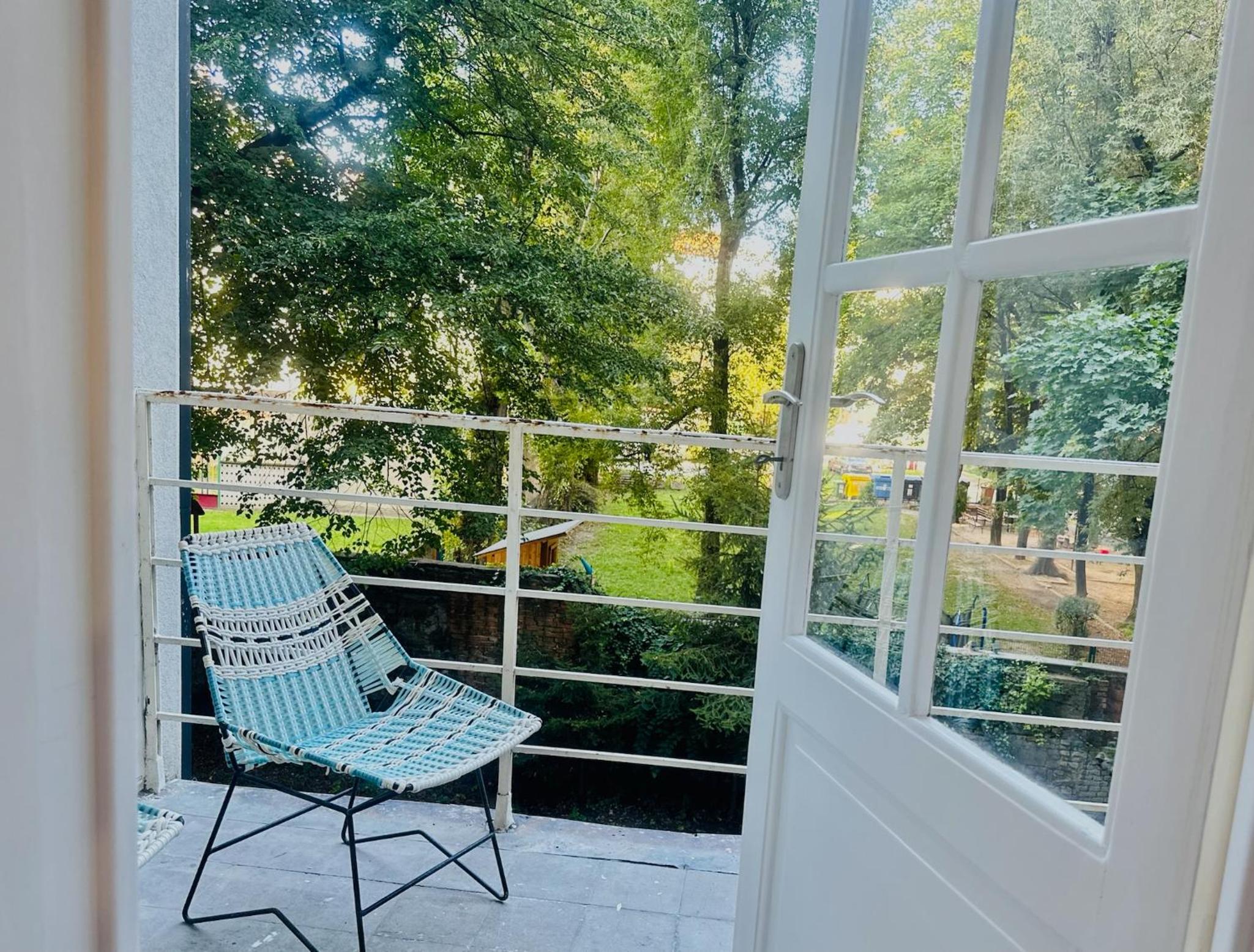 Timeless Old Centre Apartment with 2 bathrooms and balcony