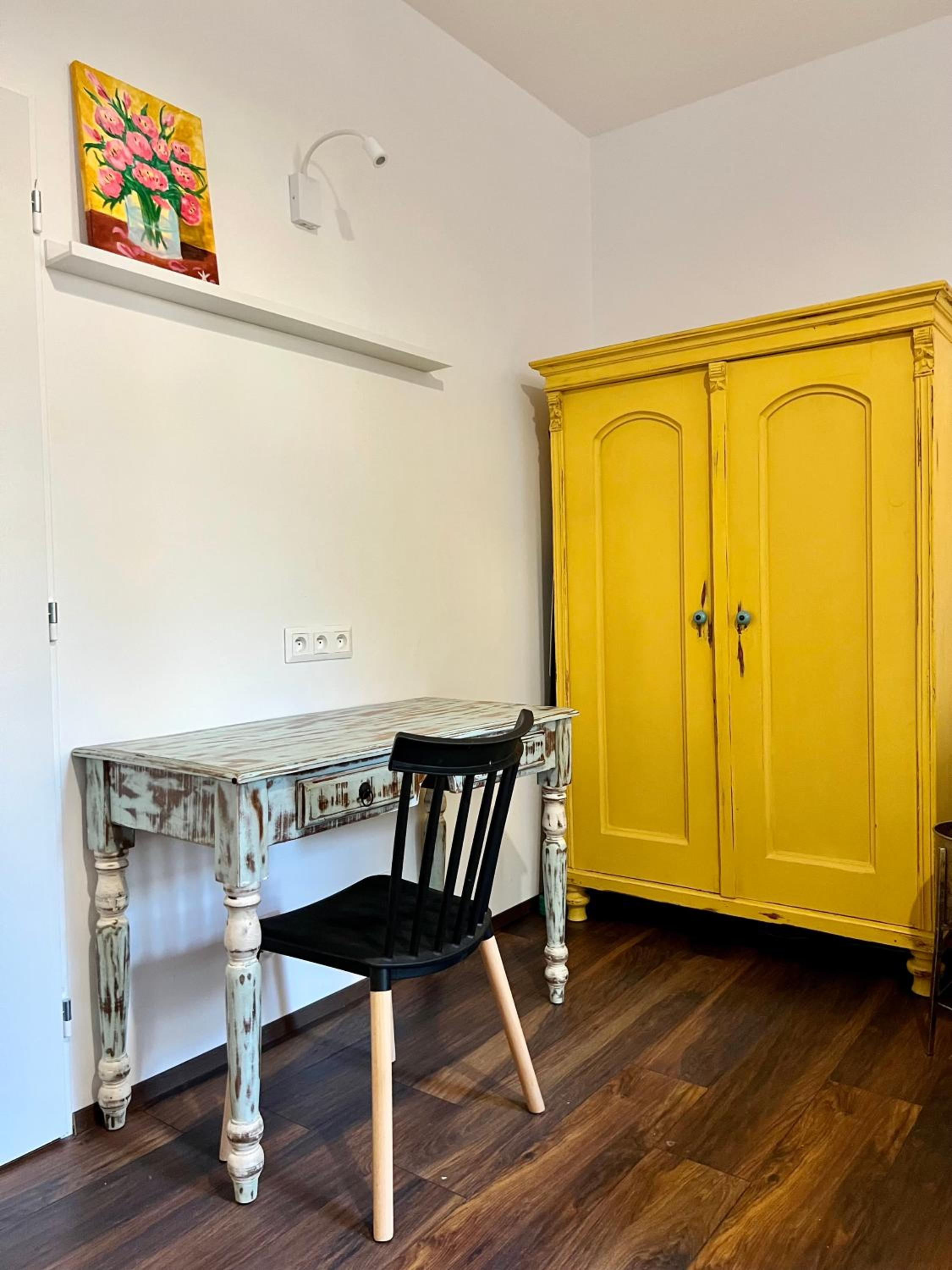 Timeless Old Centre Apartment with 2 bathrooms and balcony
