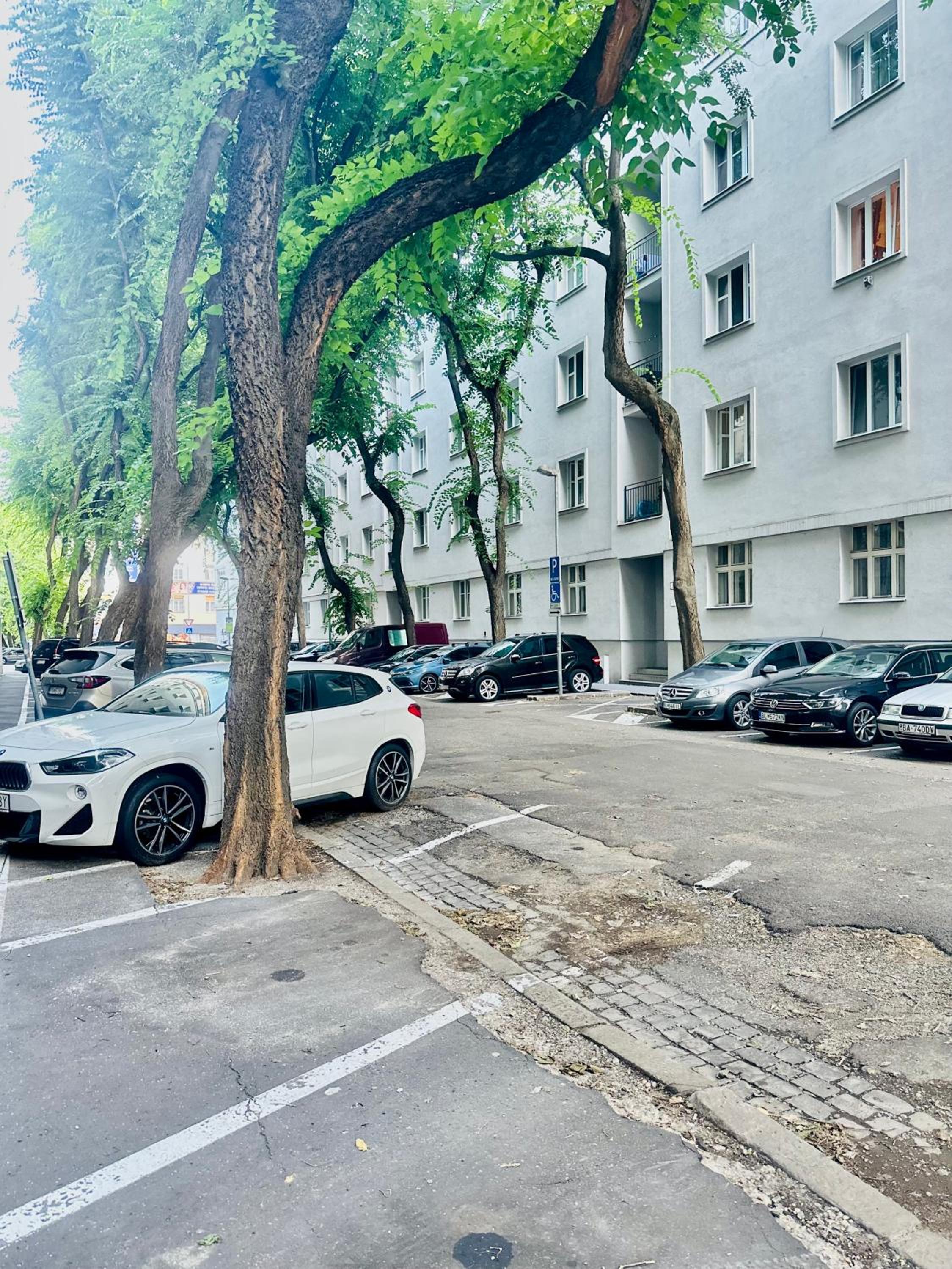 Timeless Old Centre Apartment with 2 bathrooms and balcony