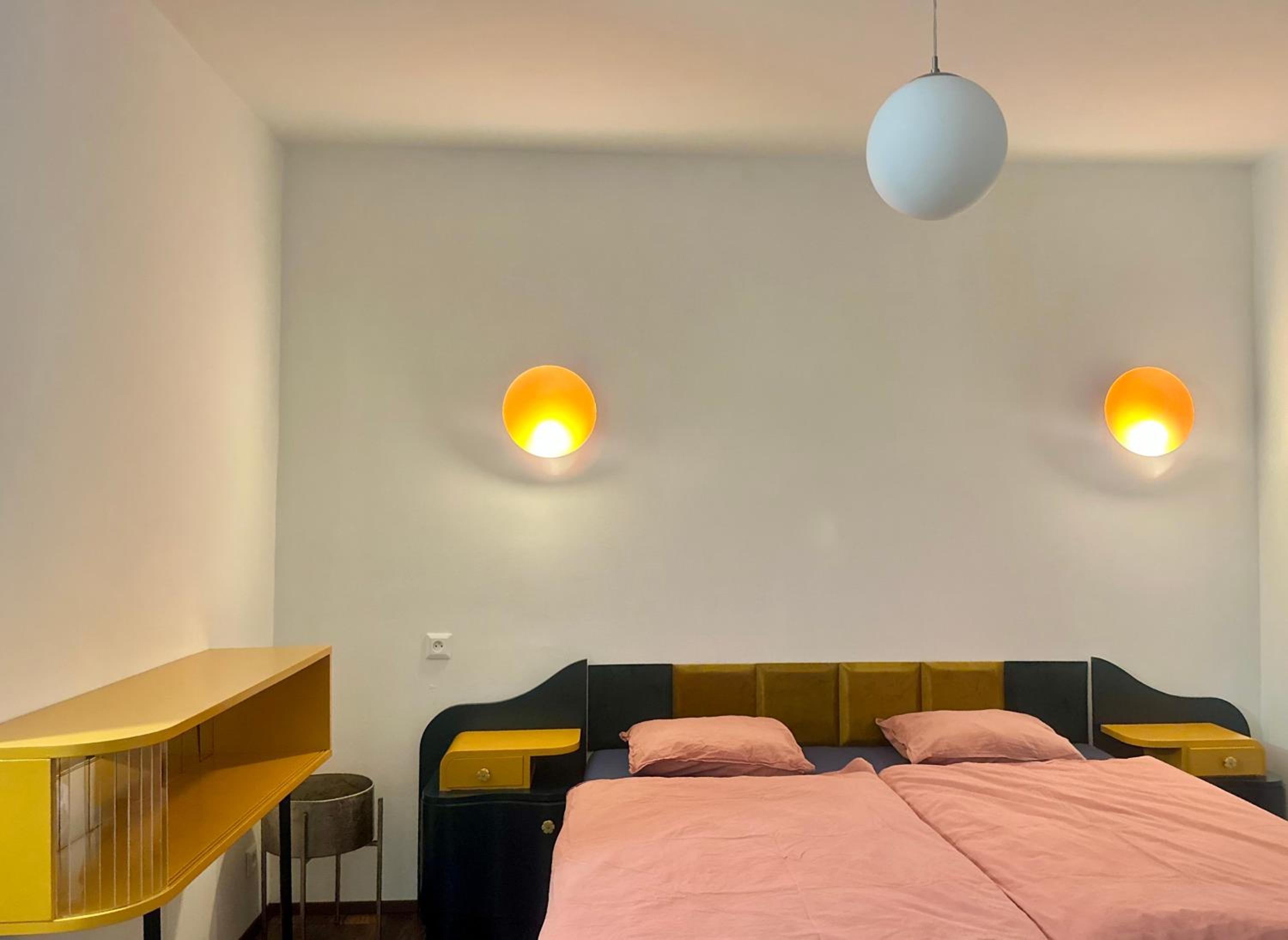 Timeless Old Centre Apartment with 2 bathrooms and balcony