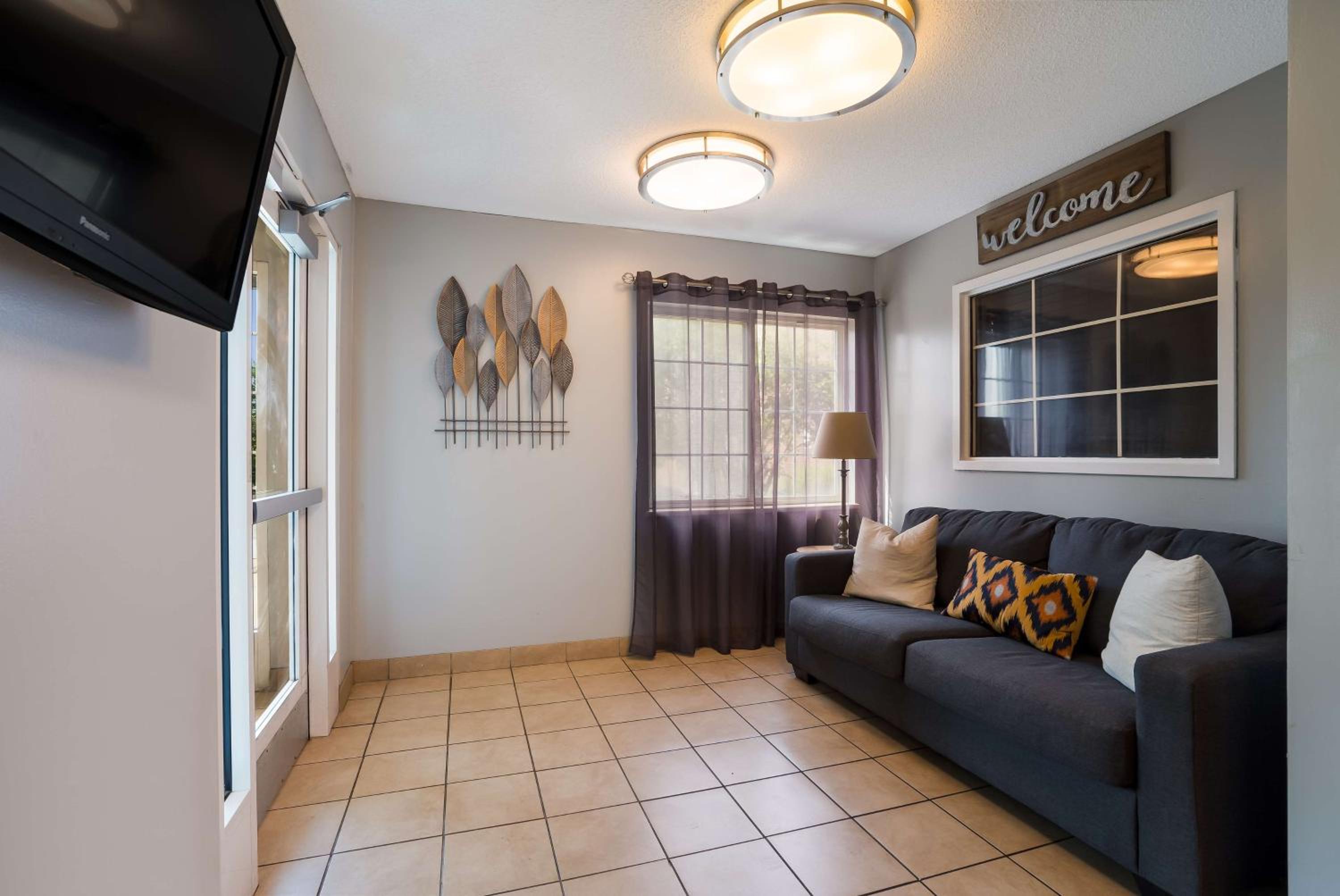 Des Moines Vacations - Sonesta Simply Suites Des Moines - Property Image 2