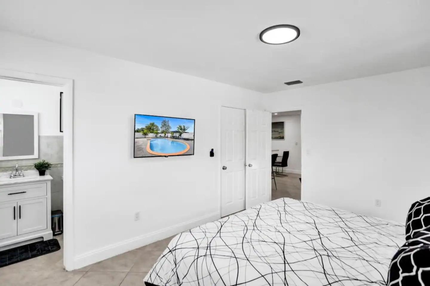 Cozy Fun House 4 2 Aventura Stadium Beach view 4