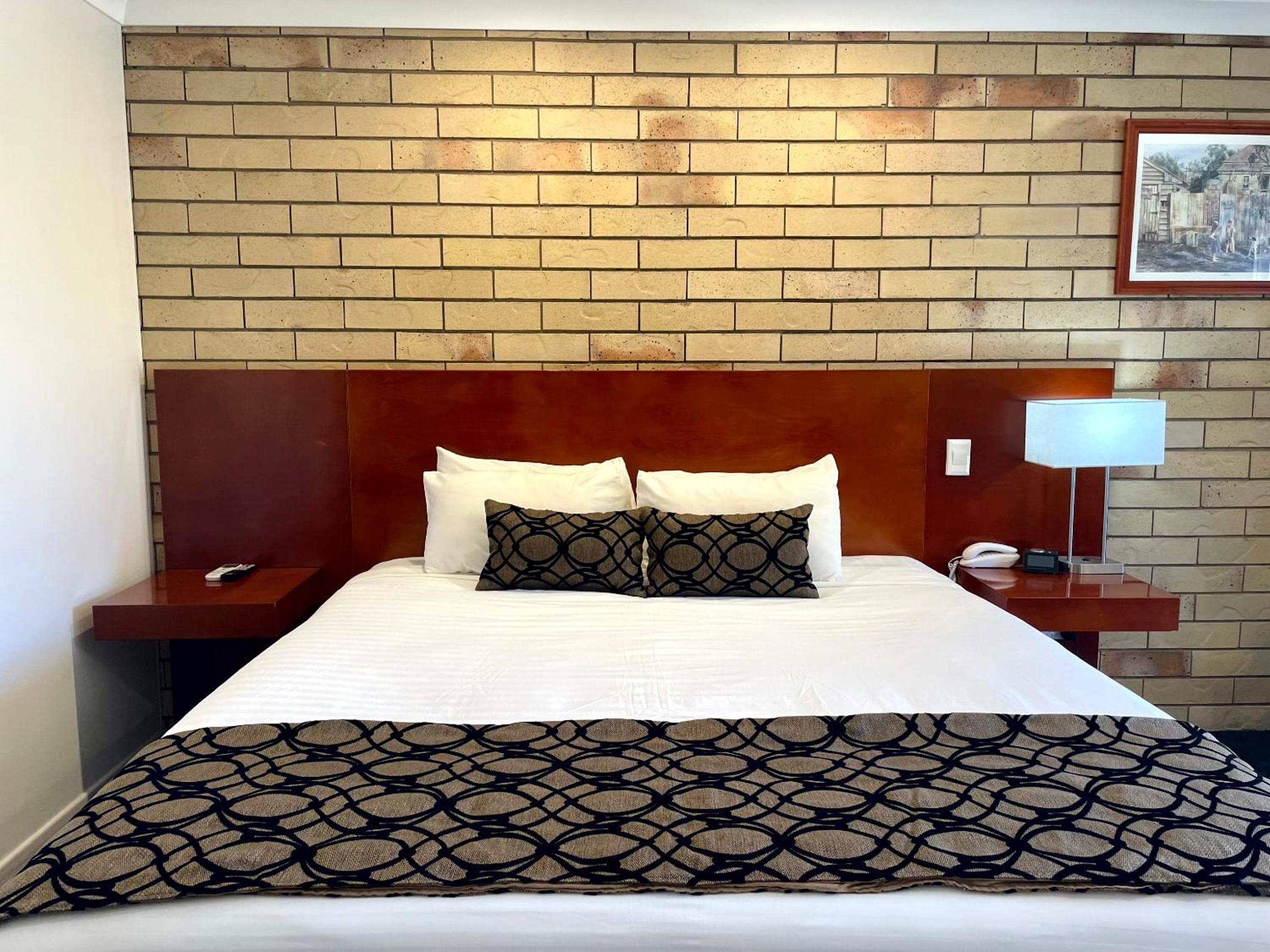 Western Heritage Motor Inn