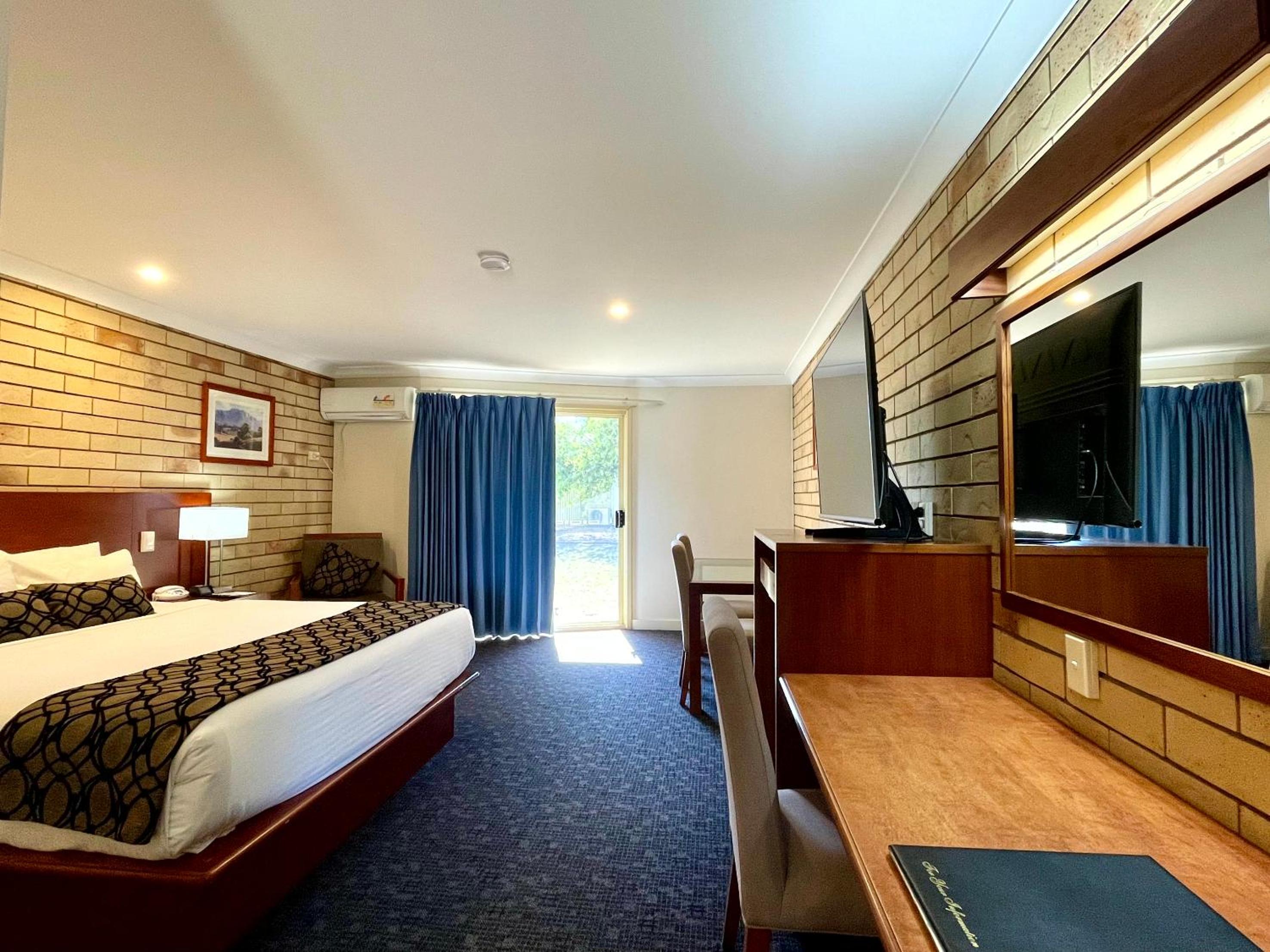 Western Heritage Motor Inn