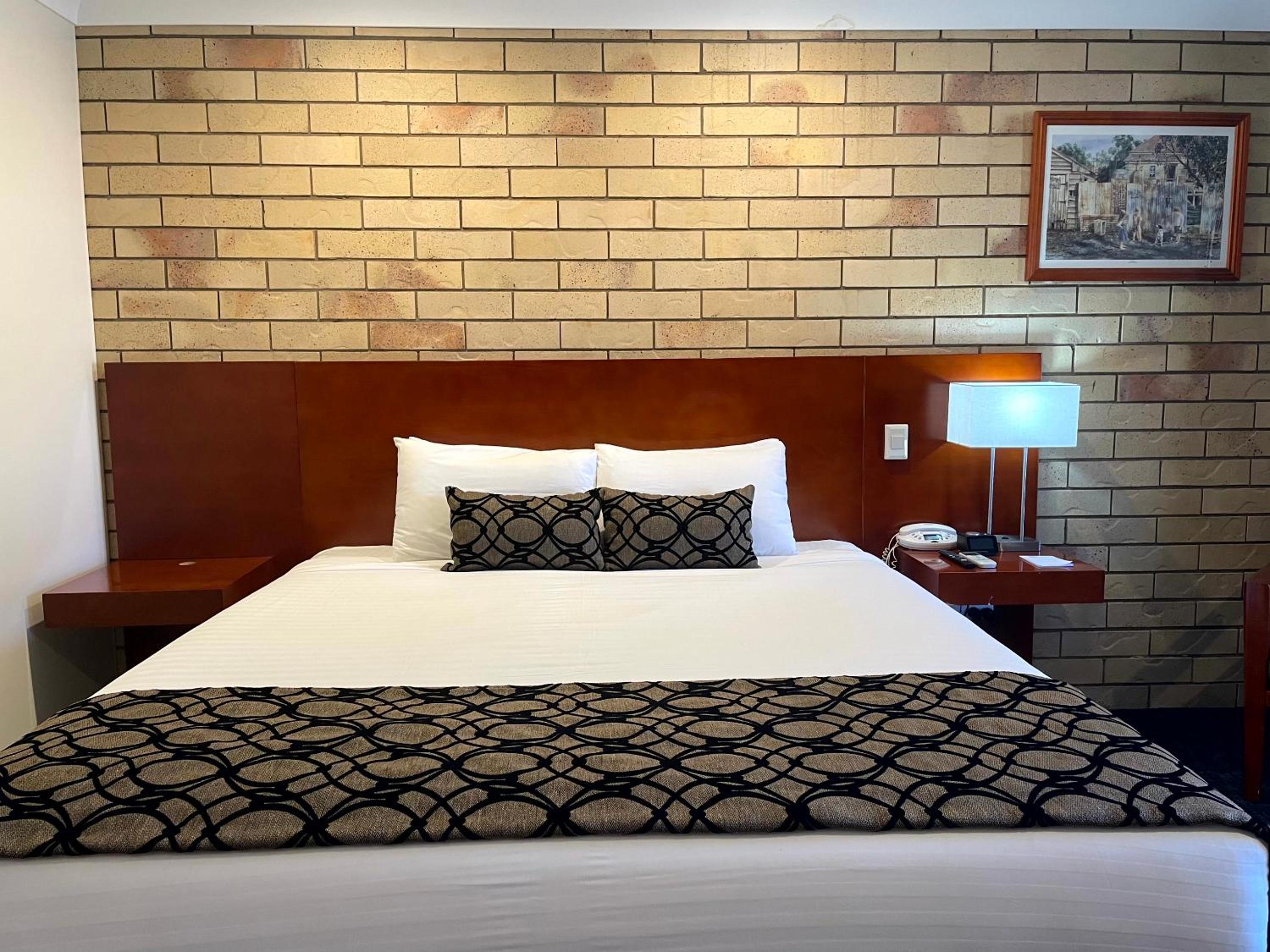 Western Heritage Motor Inn