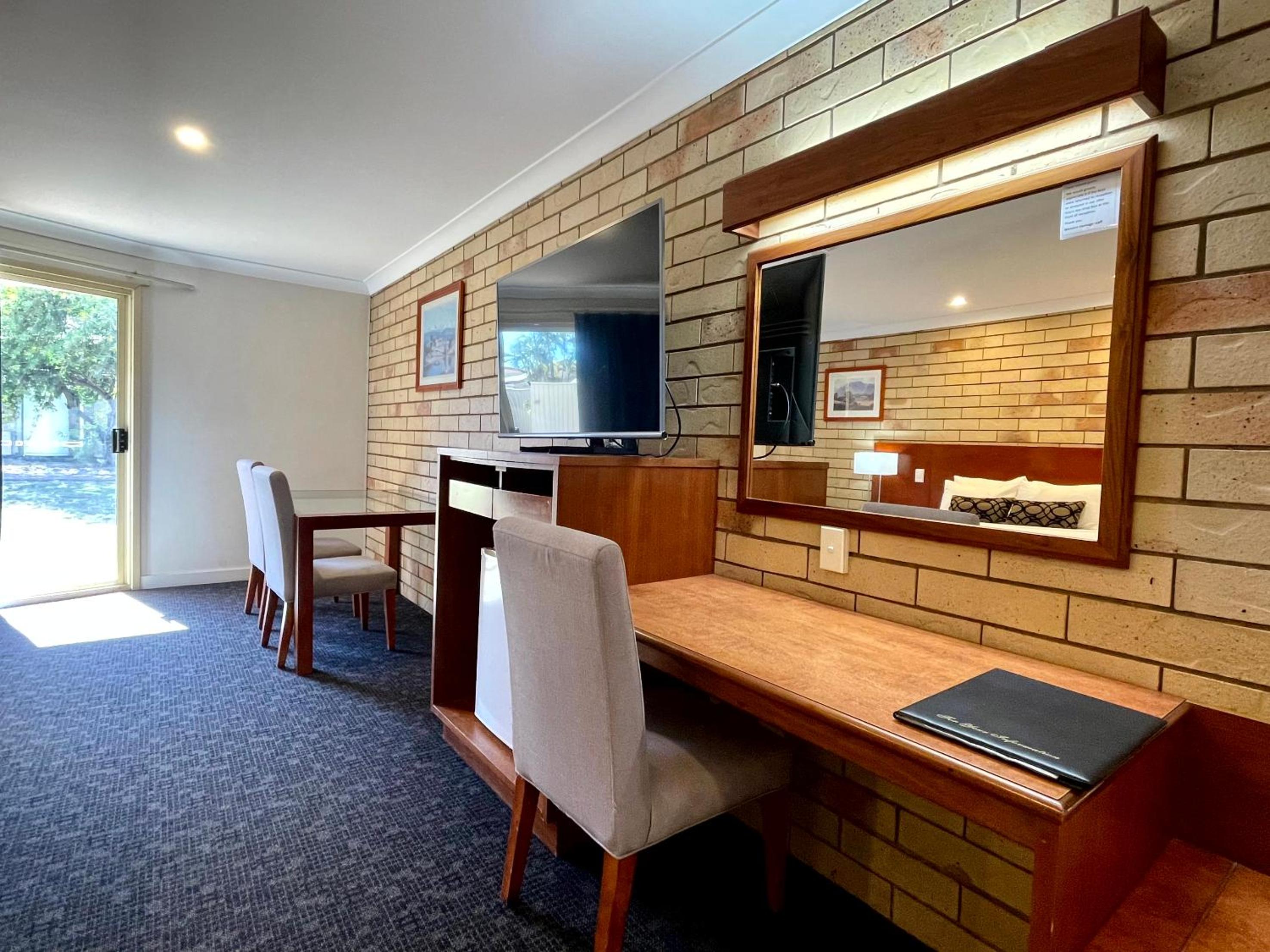Western Heritage Motor Inn