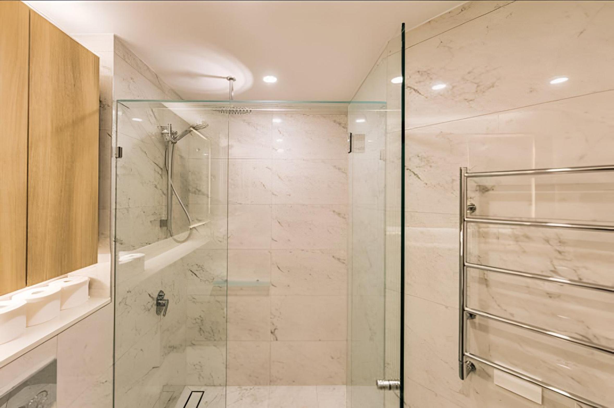 2 Bed 2 Bath Apartment in CBD with car park
