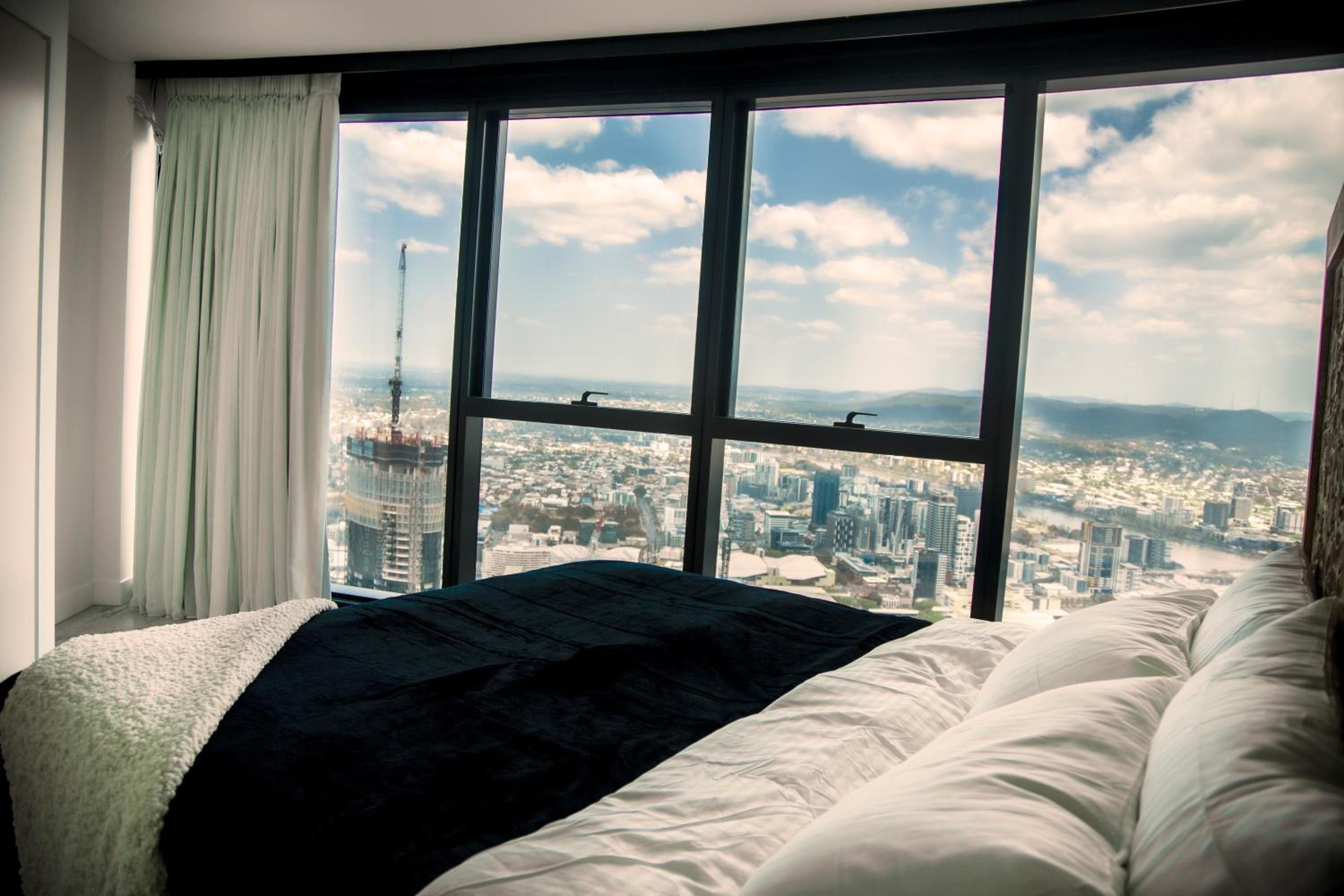 2 Bed 2 Bath Apartment in CBD with car park