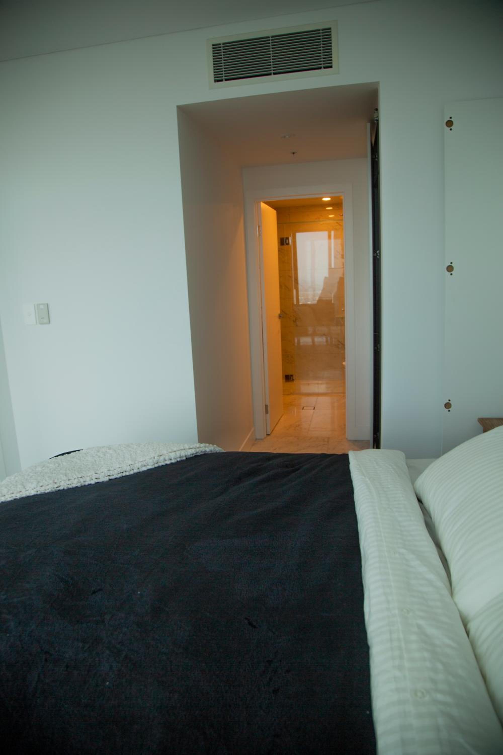 2 Bed 2 Bath Apartment in CBD with car park