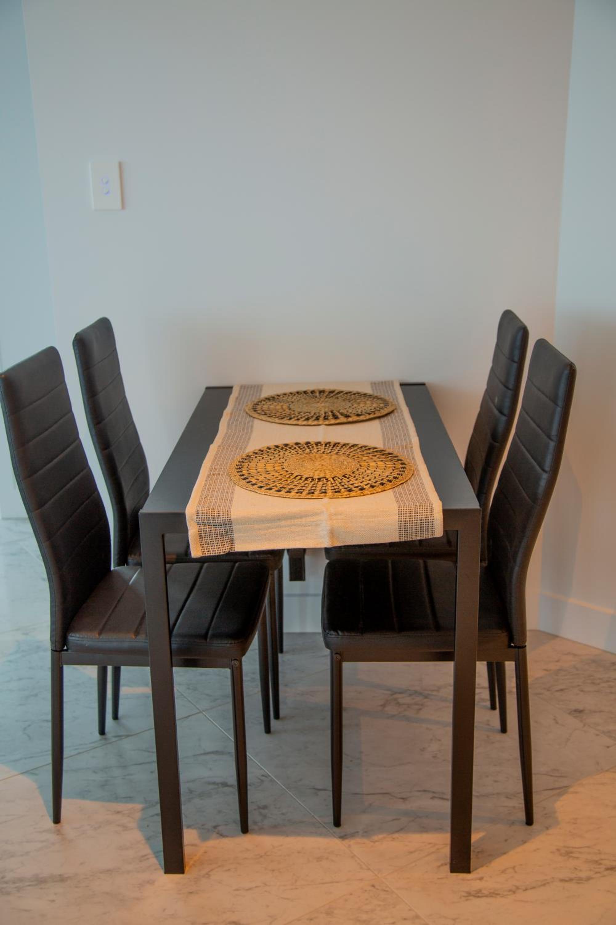 2 Bed 2 Bath Apartment in CBD with car park