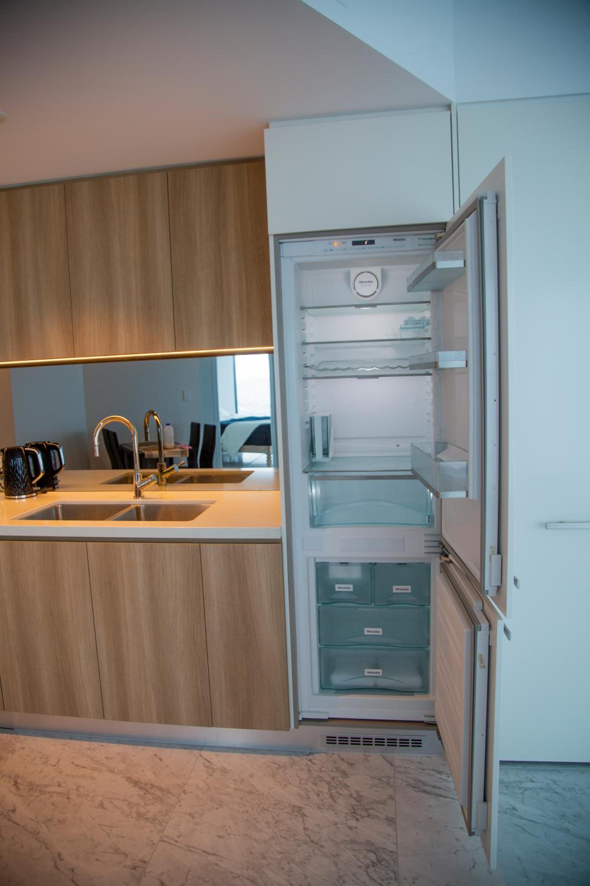 2 Bed 2 Bath Apartment in CBD with car park