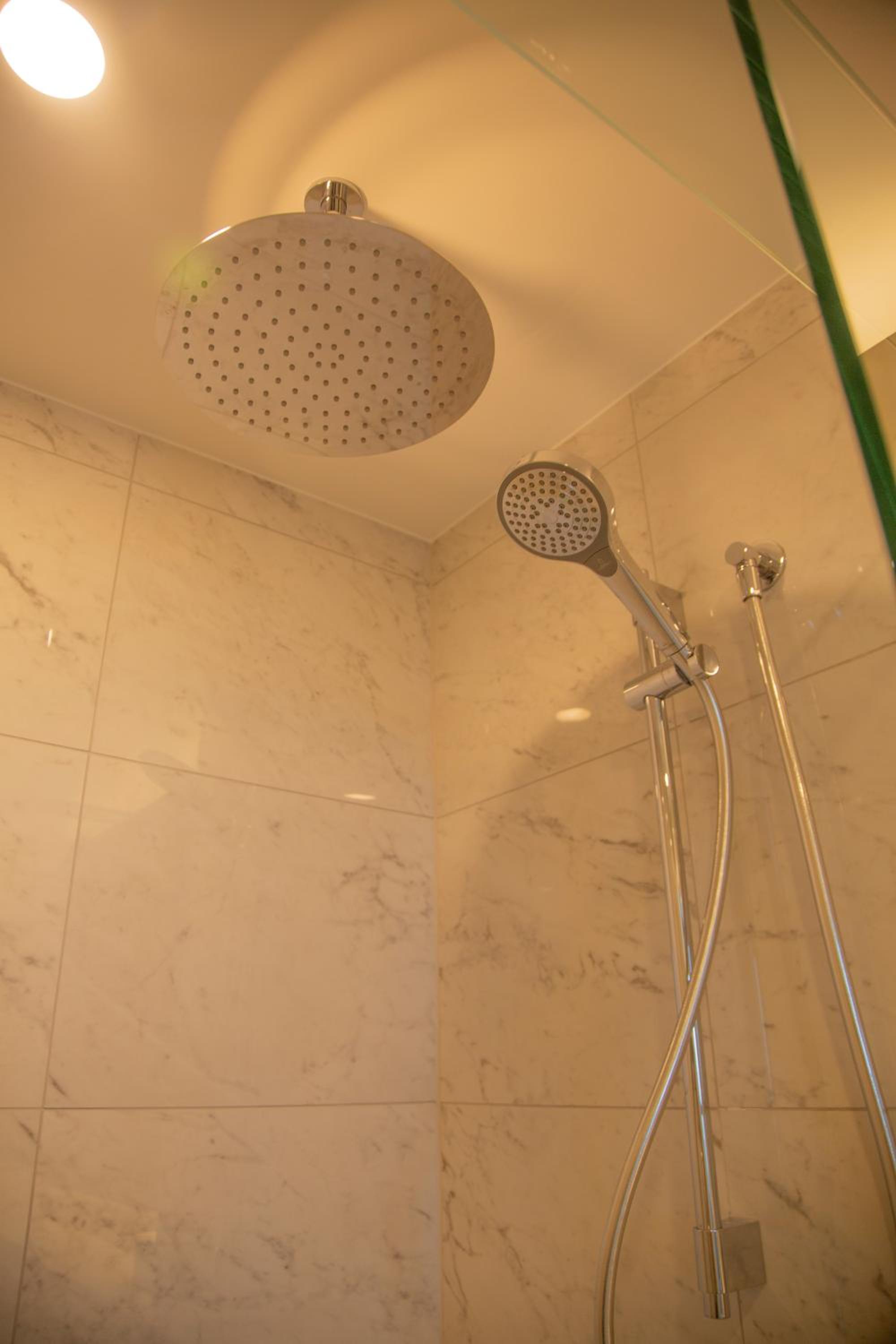 2 Bed 2 Bath Apartment in CBD with car park