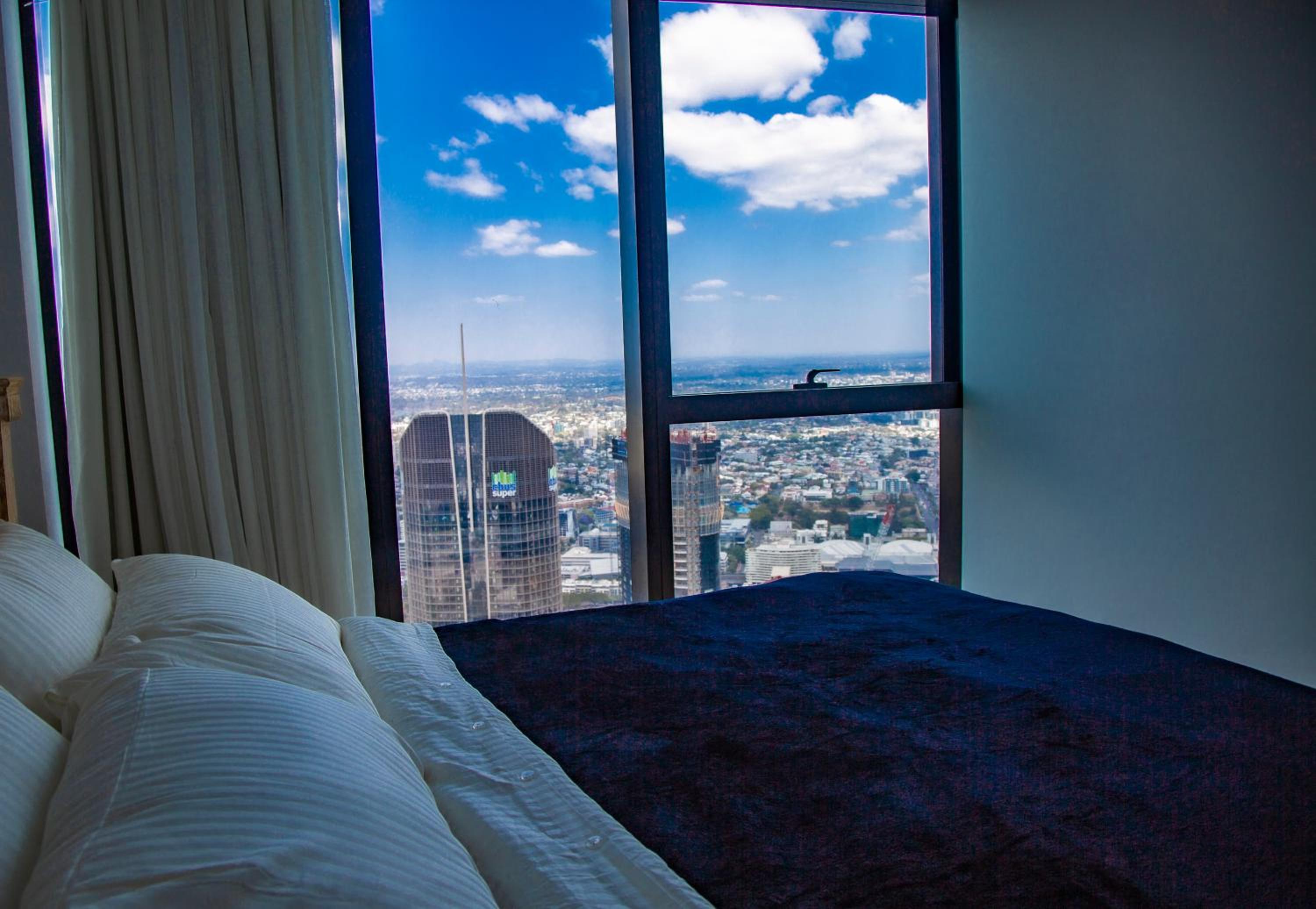 2 Bed 2 Bath Apartment in CBD with car park