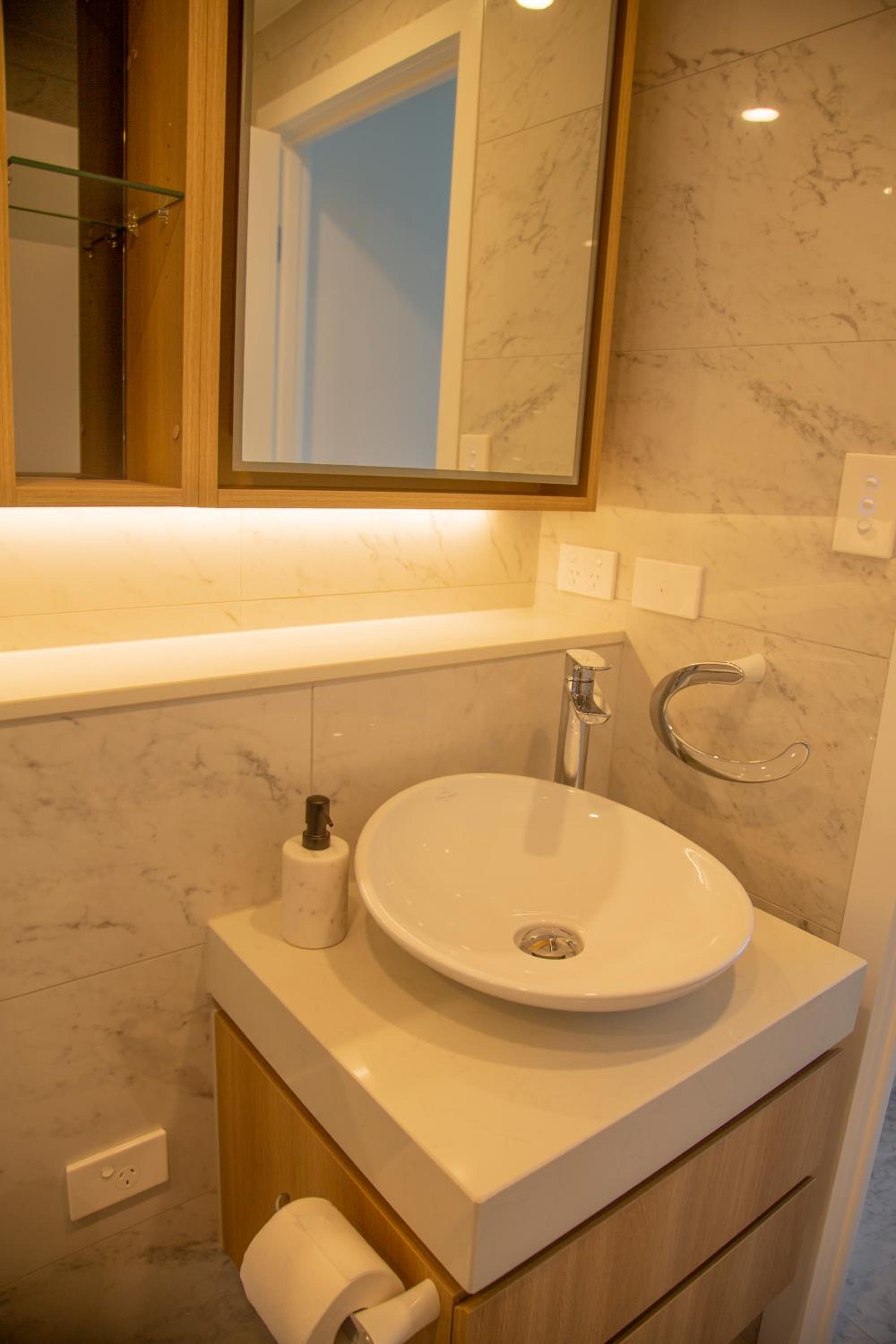 2 Bed 2 Bath Apartment in CBD with car park