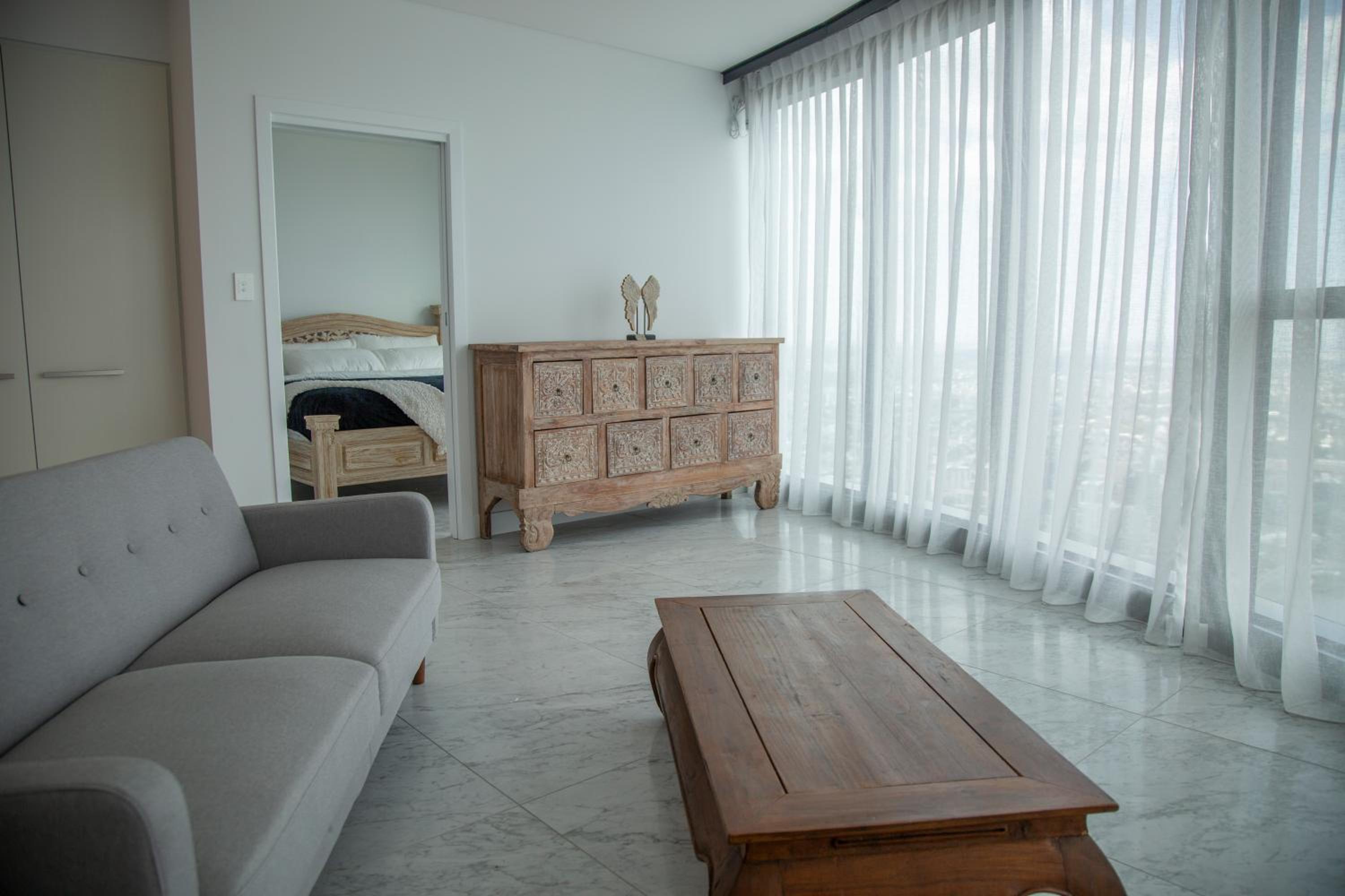 2 Bed 2 Bath Apartment in CBD with car park