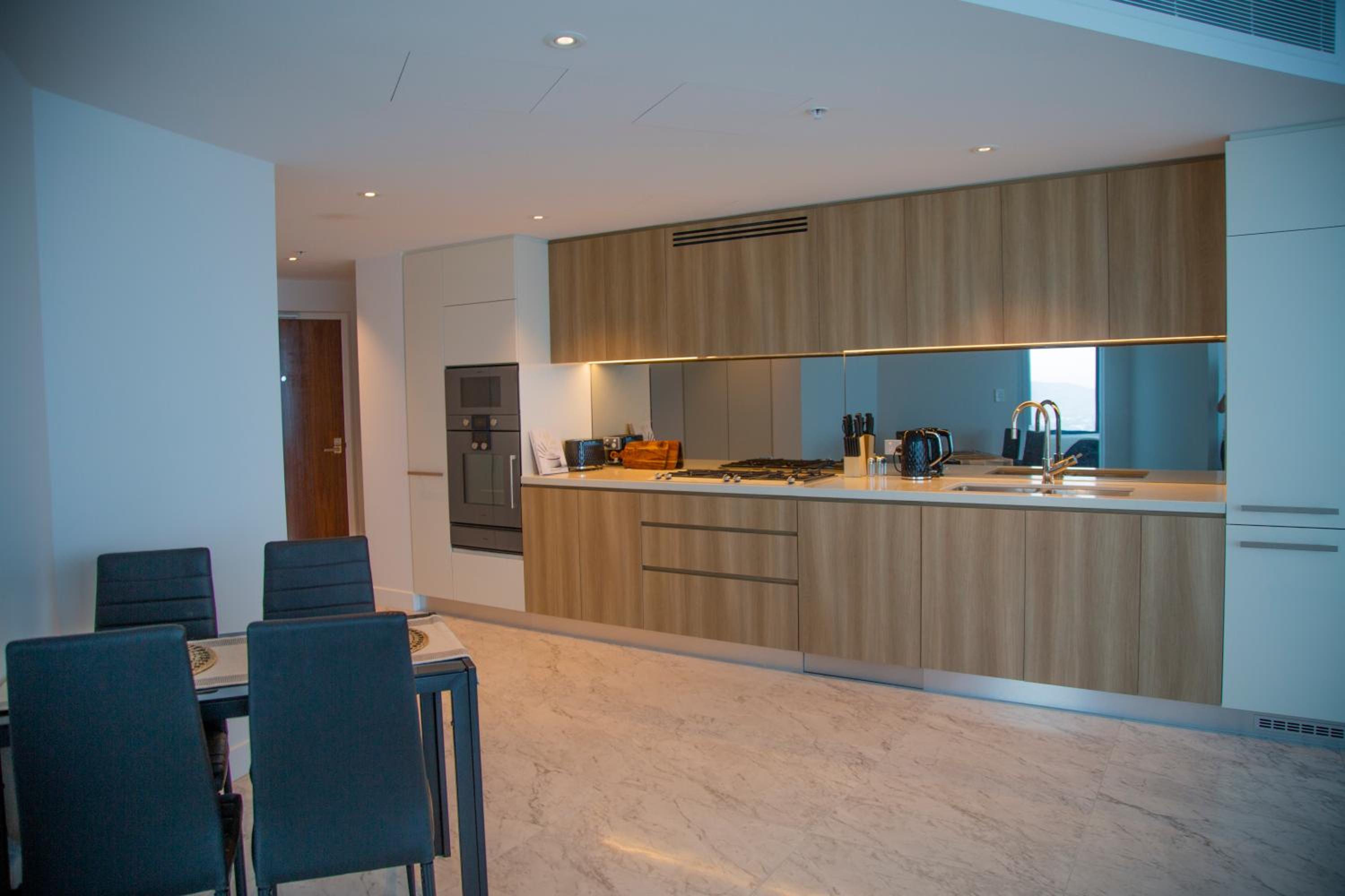 2 Bed 2 Bath Apartment in CBD with car park