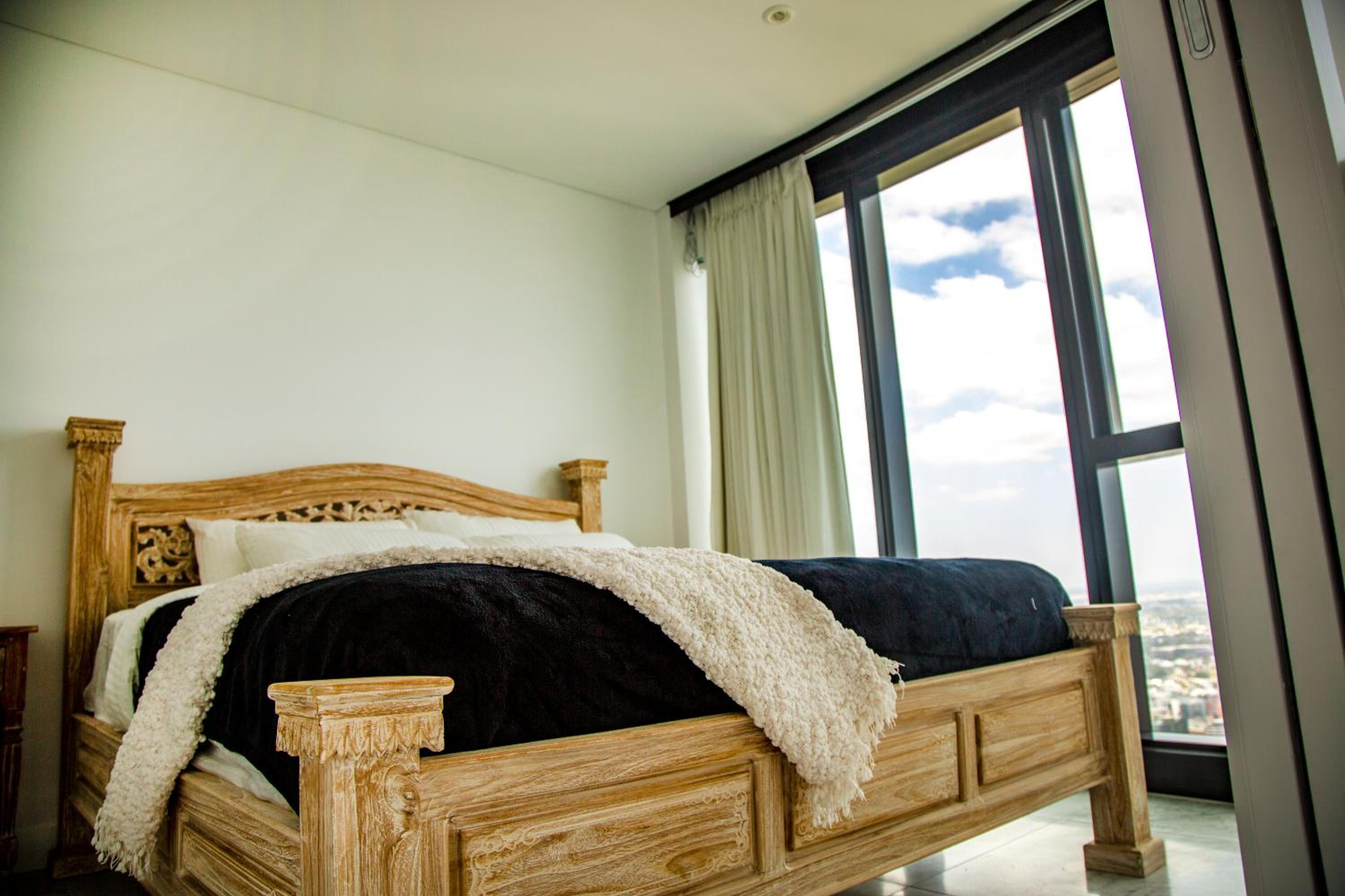 2 Bed 2 Bath Apartment in CBD with car park