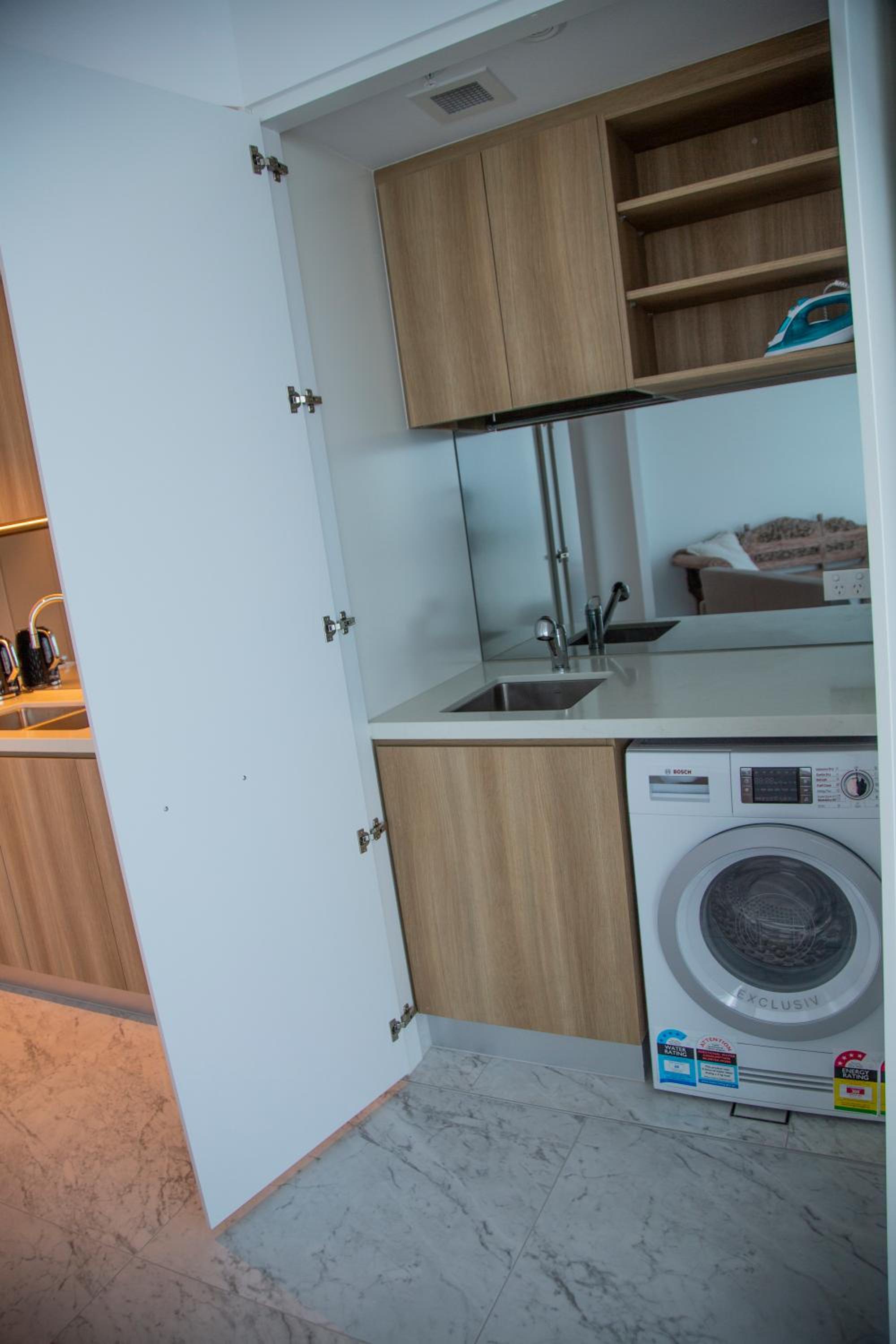 2 Bed 2 Bath Apartment in CBD with car park