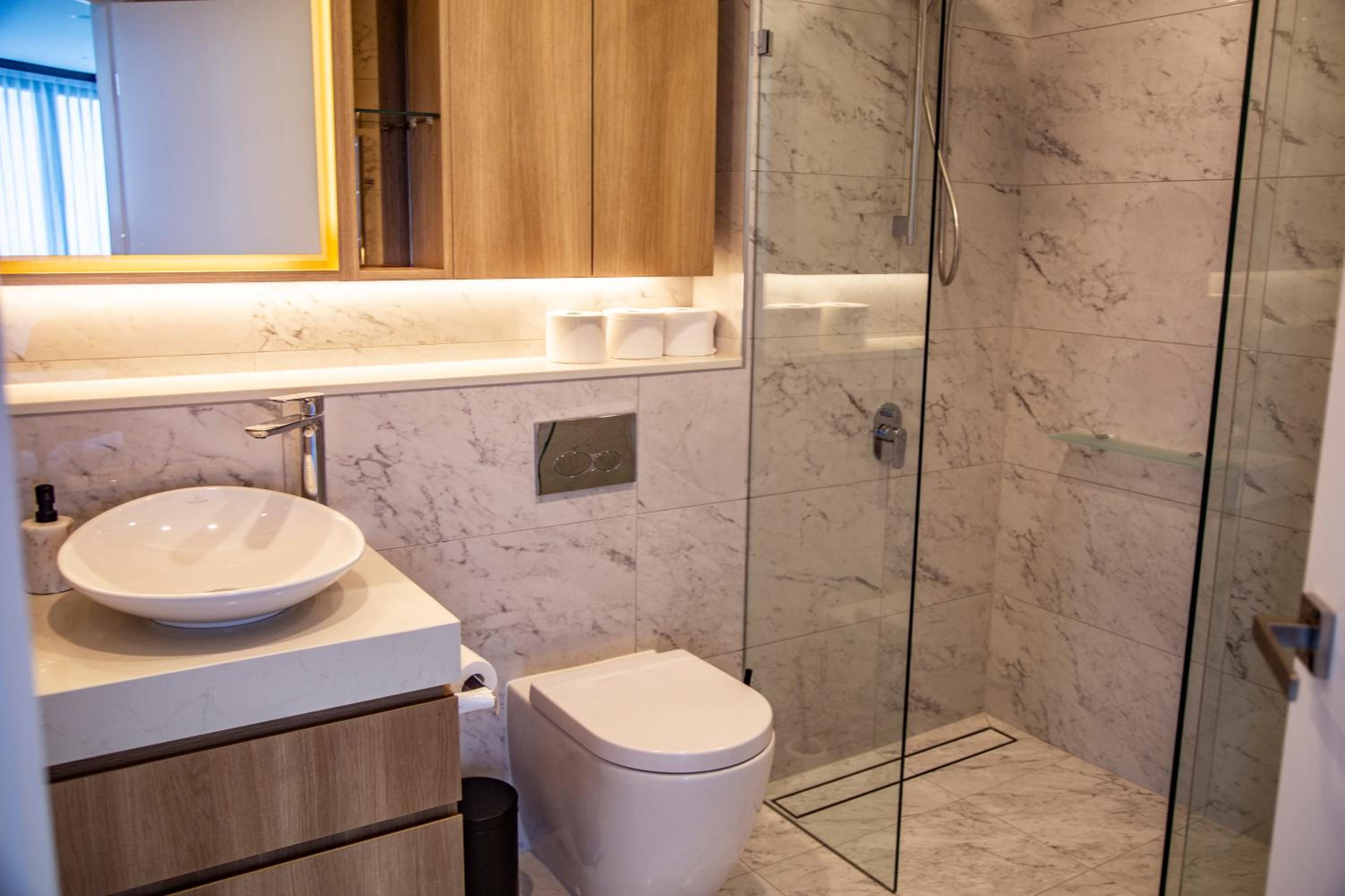 2 Bed 2 Bath Apartment in CBD with car park