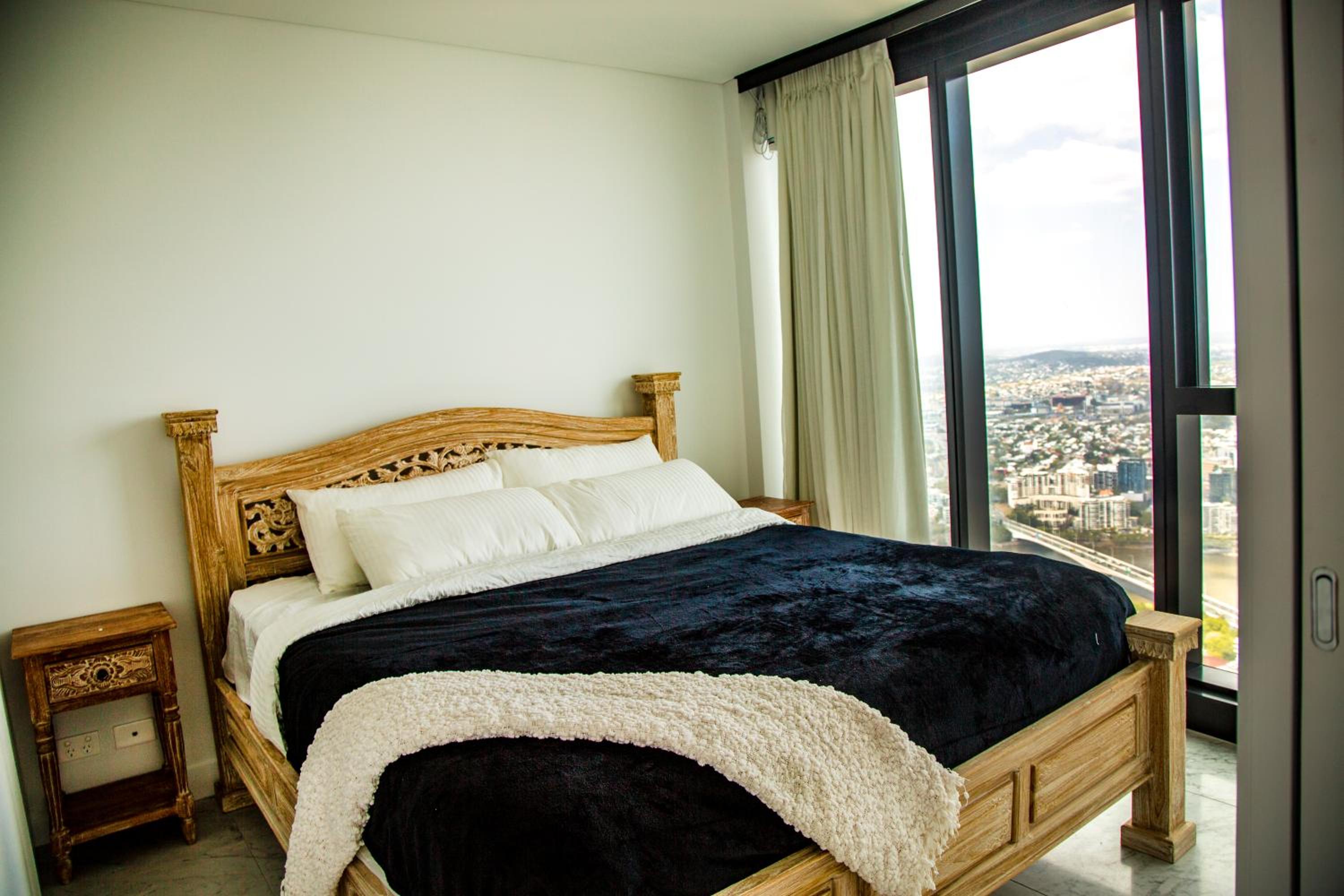 2 Bed 2 Bath Apartment in CBD with car park