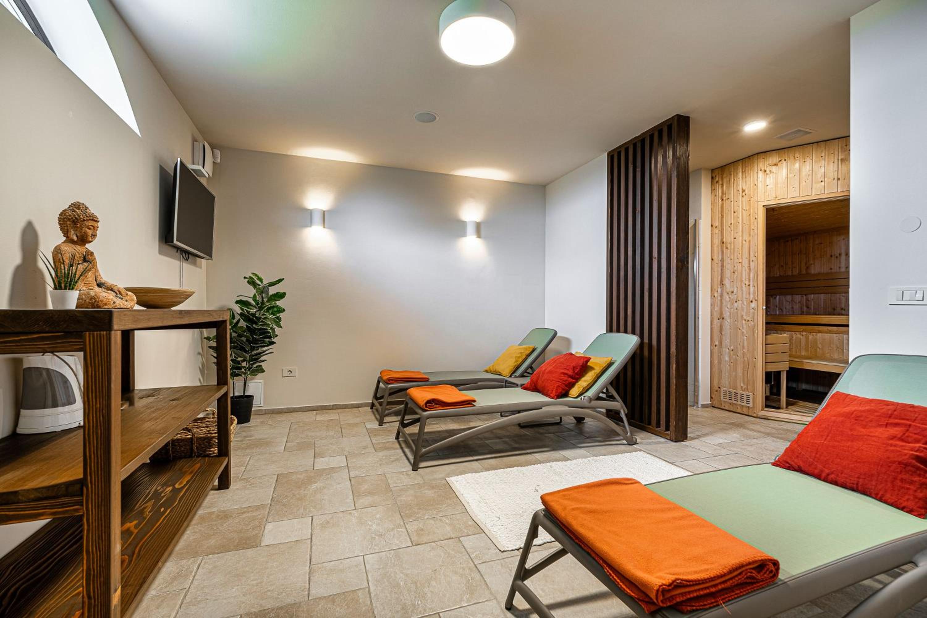 Luxury Pool Villa Gradin - Happy Rentals view 4
