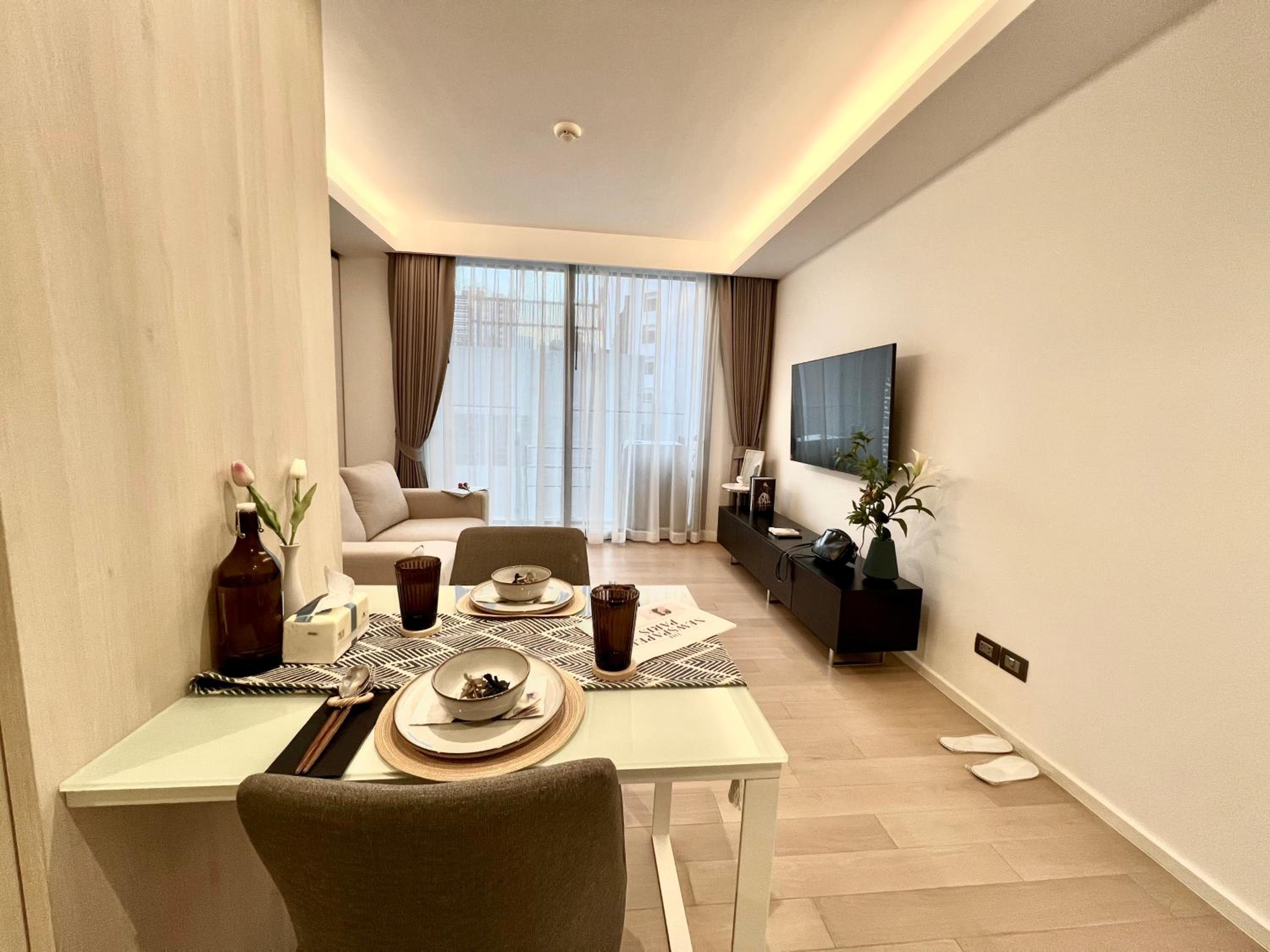 Circle Sukhumvit 11#Luxury#Pool#Gym#BTS Nana&MRT Sukhumvit#1BR#Max2ppl