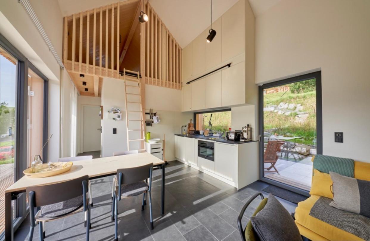 Modernes, ökologisches Design Ferienhaus in der Eifel Vulkaneifel I 2 Schlafzimmer, Sauna, Yoga & Kaminofen, schnelles WLAN & Arbeitsplatz