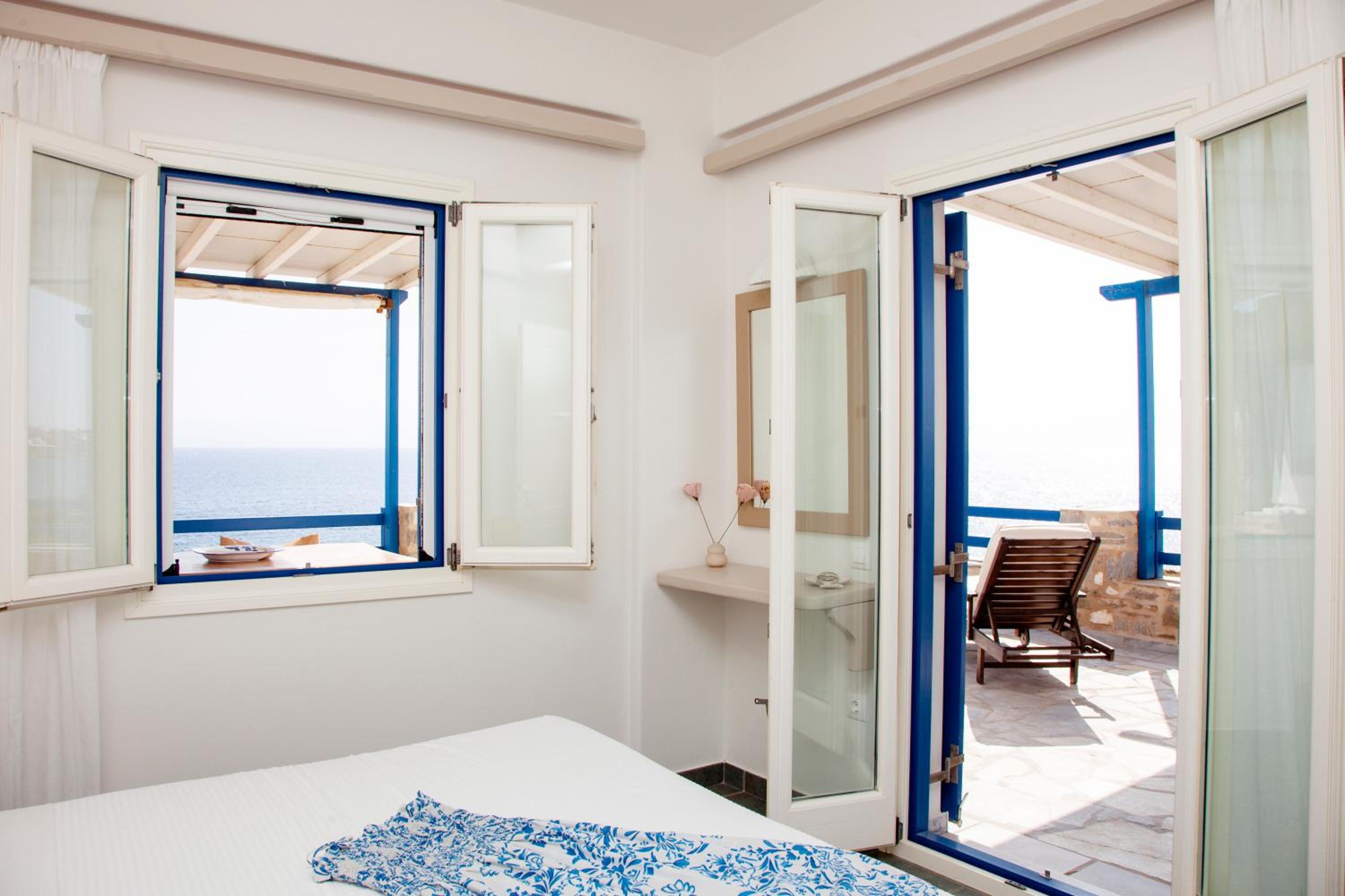 Aura Paros