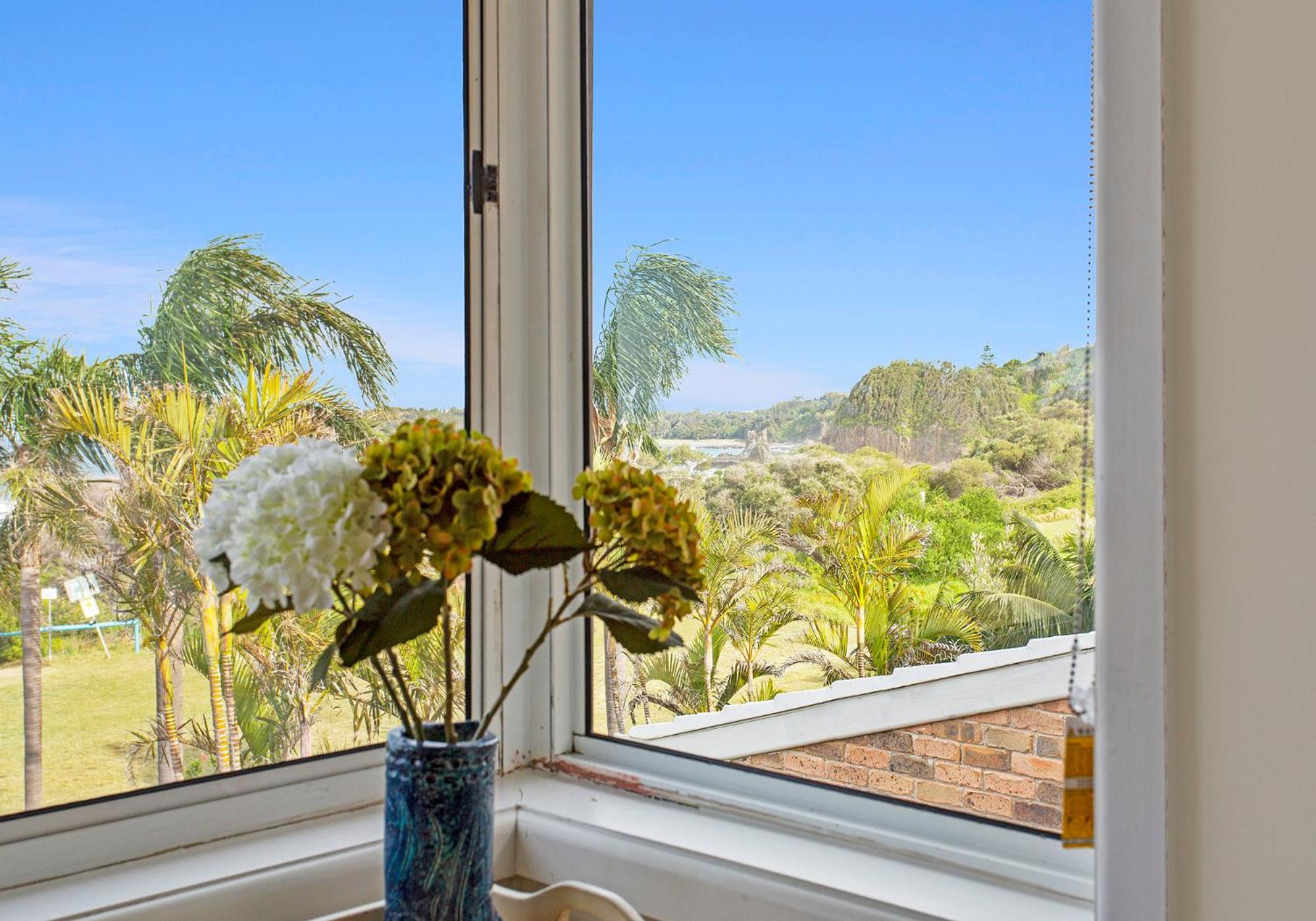 Escape to Jones Beach Kiama - Beachfront unit with direct beach access & views