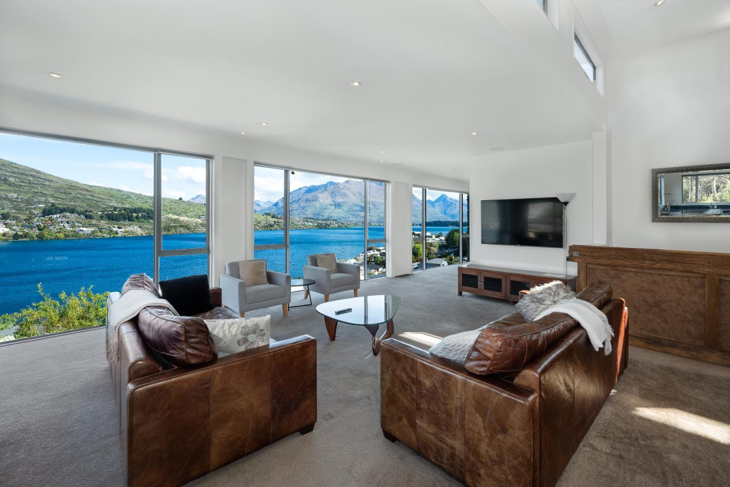 Queenstown Spectacular Lake & Mountain View Home view 2