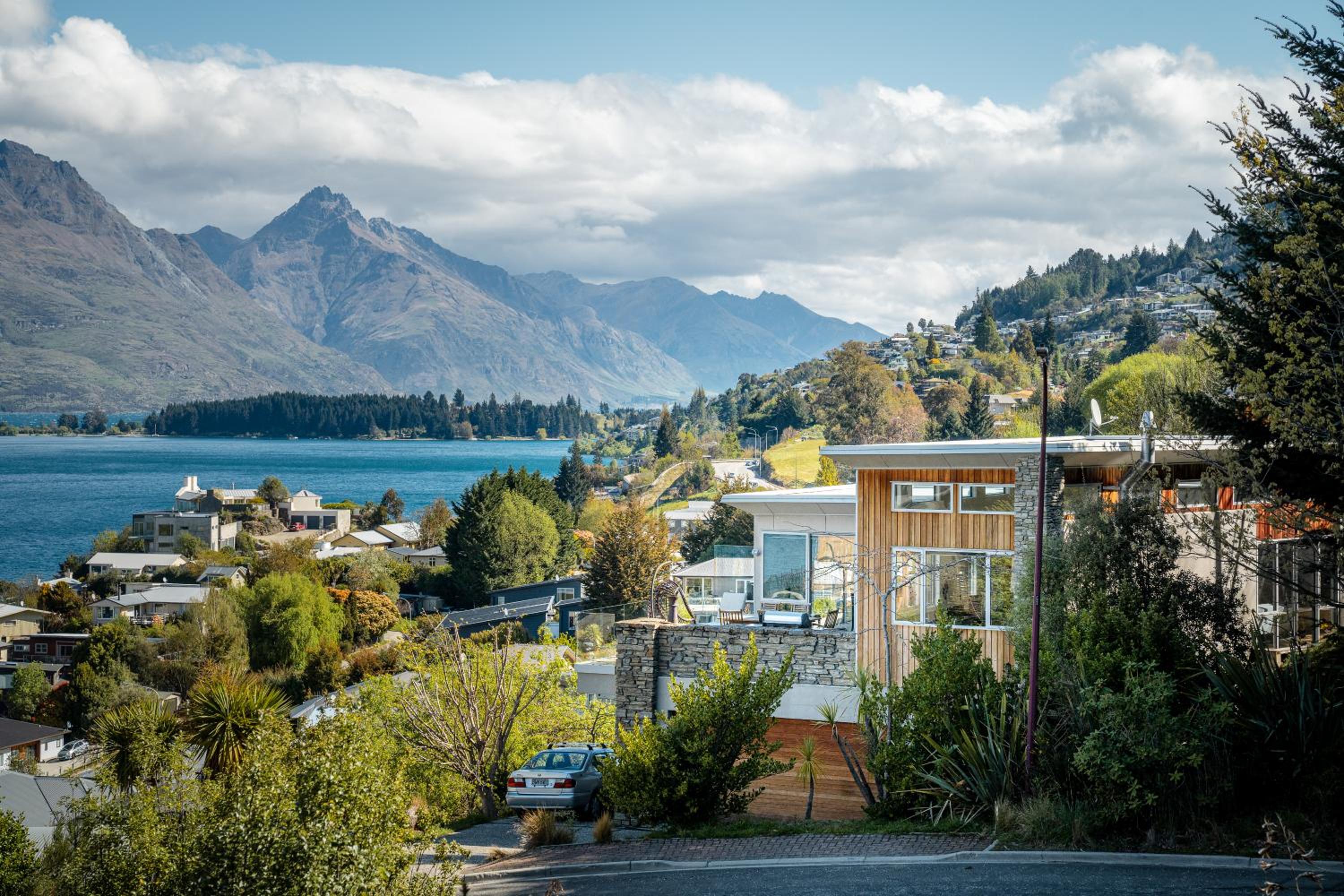 Queenstown Spectacular Lake & Mountain View Home view 3