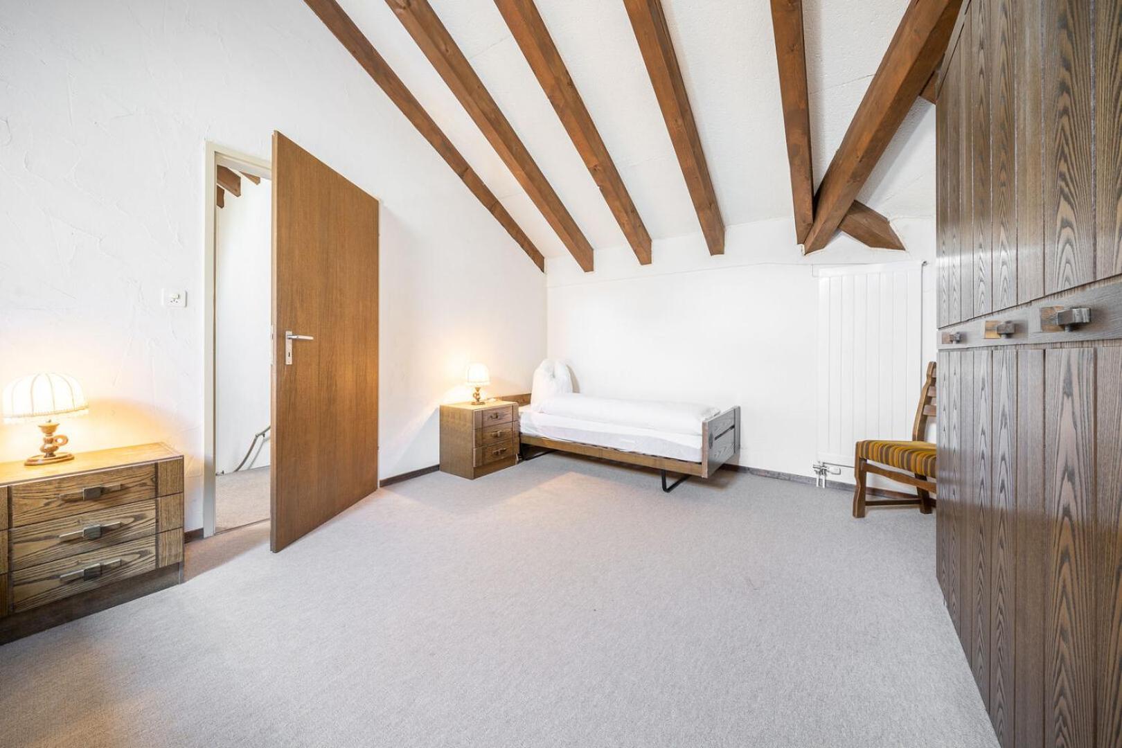 4402 Geraeumige, zweckmaessig eingerichtete Maisonette-Wohnung mit mit Blick auf die Villa Engiadina