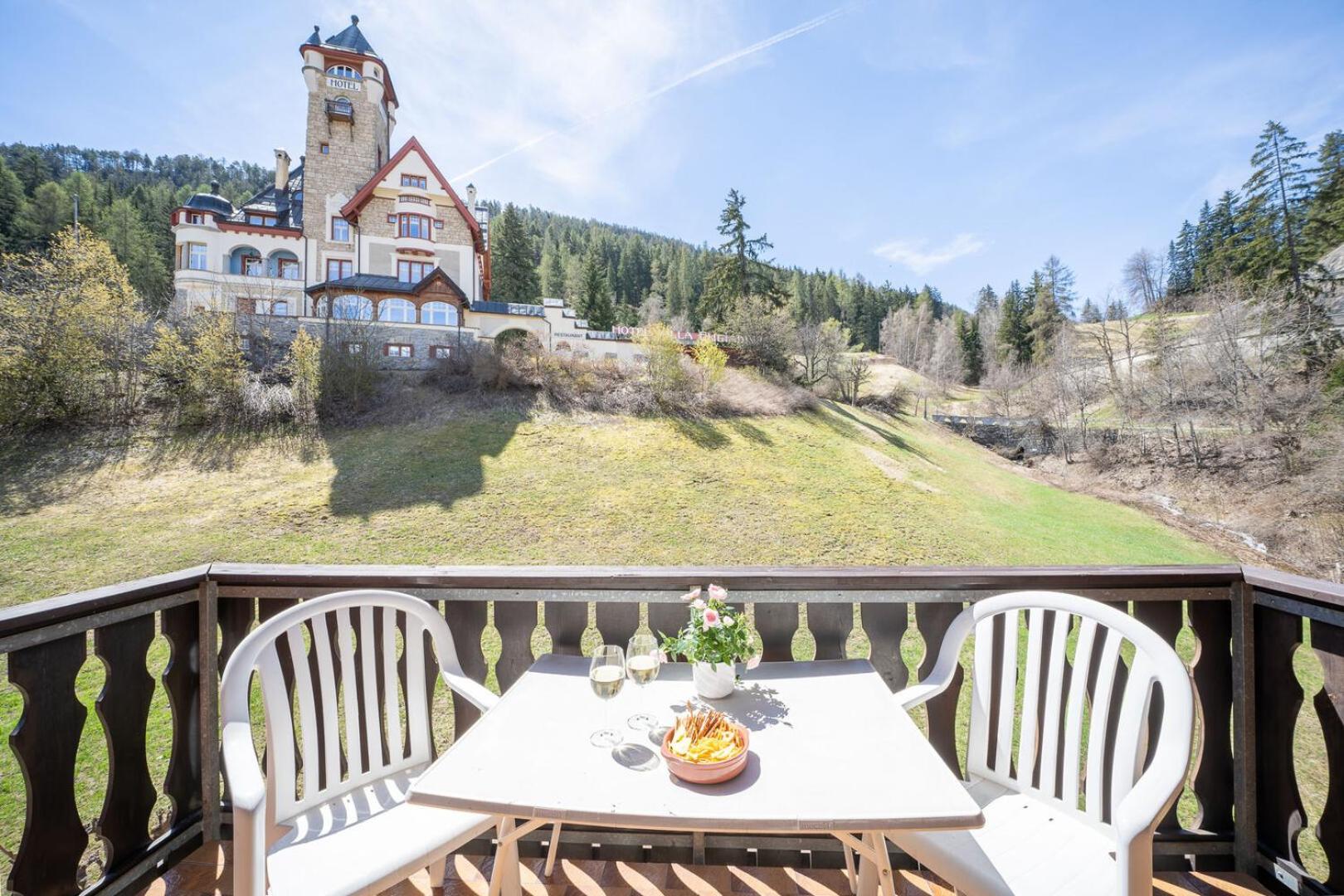 4402 Geraeumige, zweckmaessig eingerichtete Maisonette-Wohnung mit mit Blick auf die Villa Engiadina