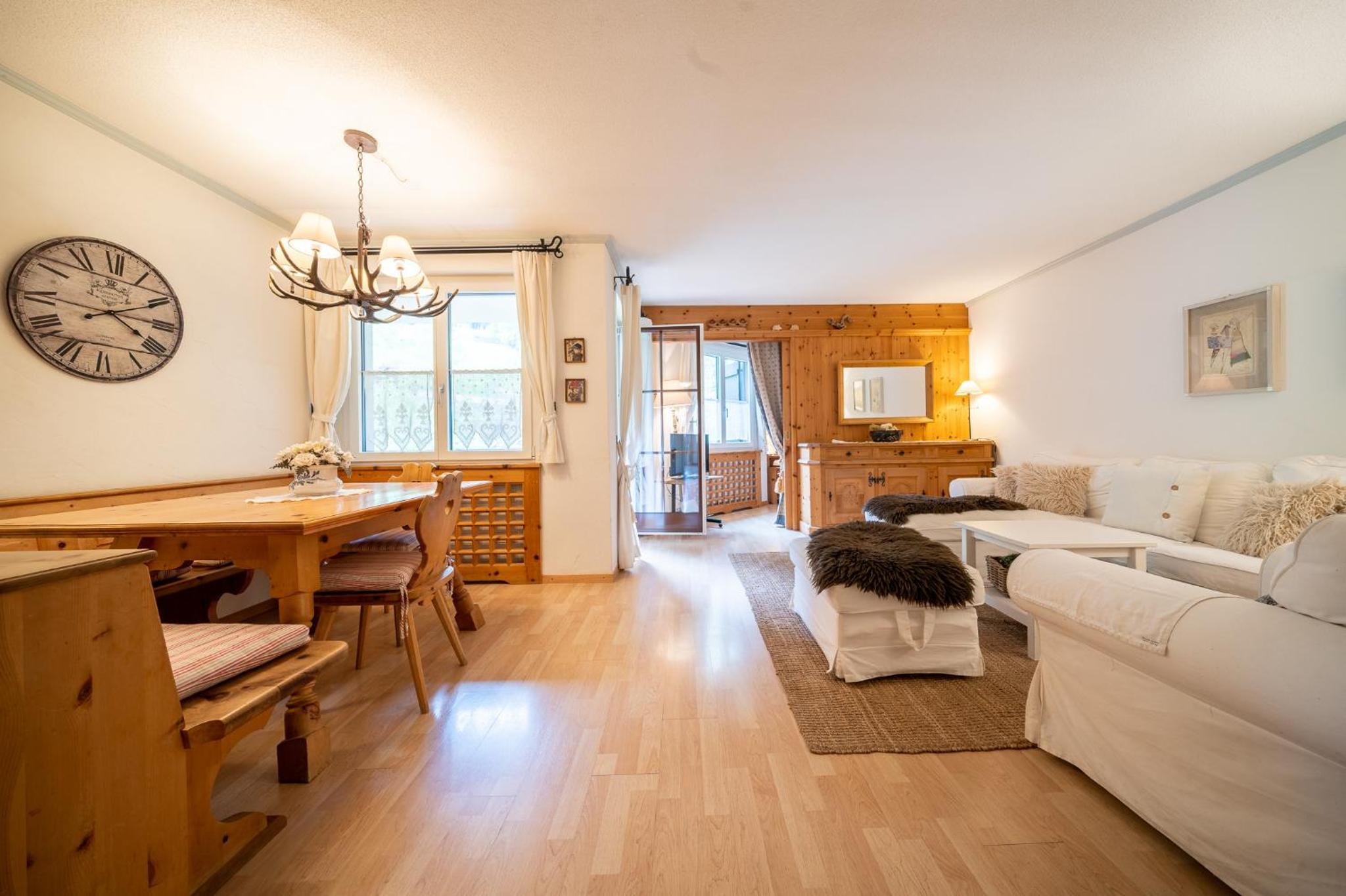 5302 Grosszeugige 3,5 Zimmer Wohnung mit stilvoller Einrichtung