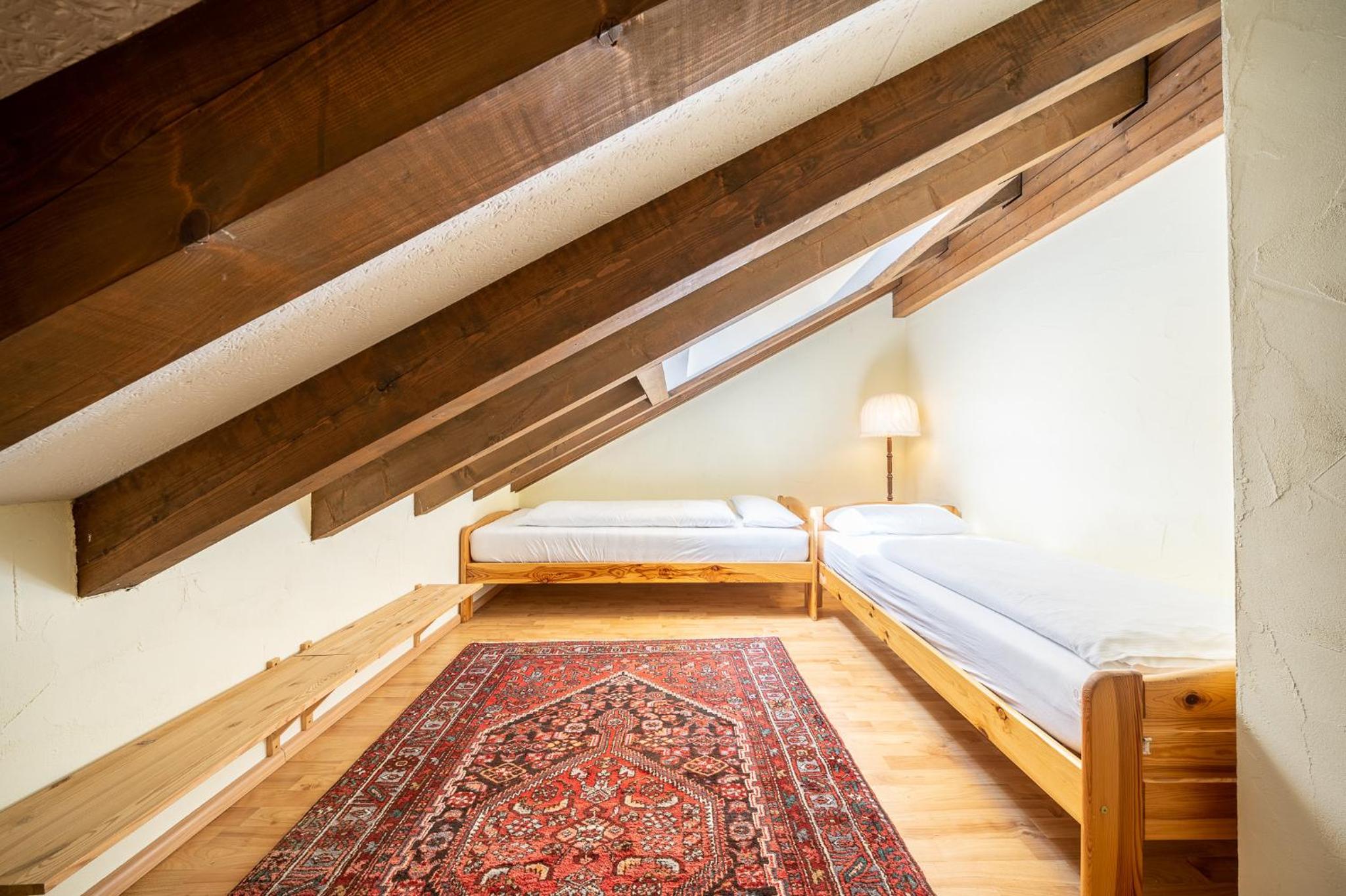 5401 Grosszuegige Dachgeschoss-Wohnung mit Parkettboden und Balkon - Moderne und helle Gestaltung