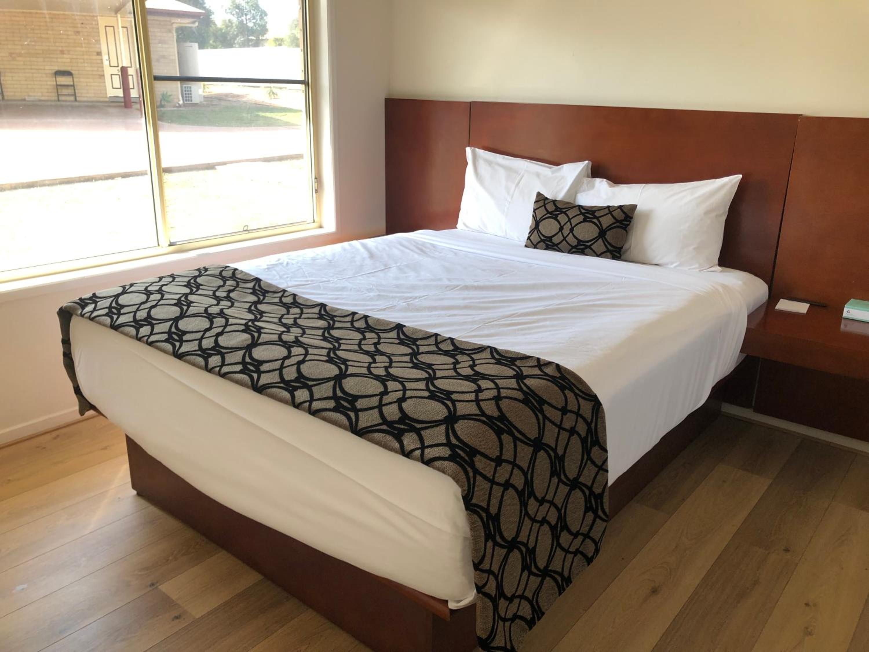Western Heritage Motor Inn