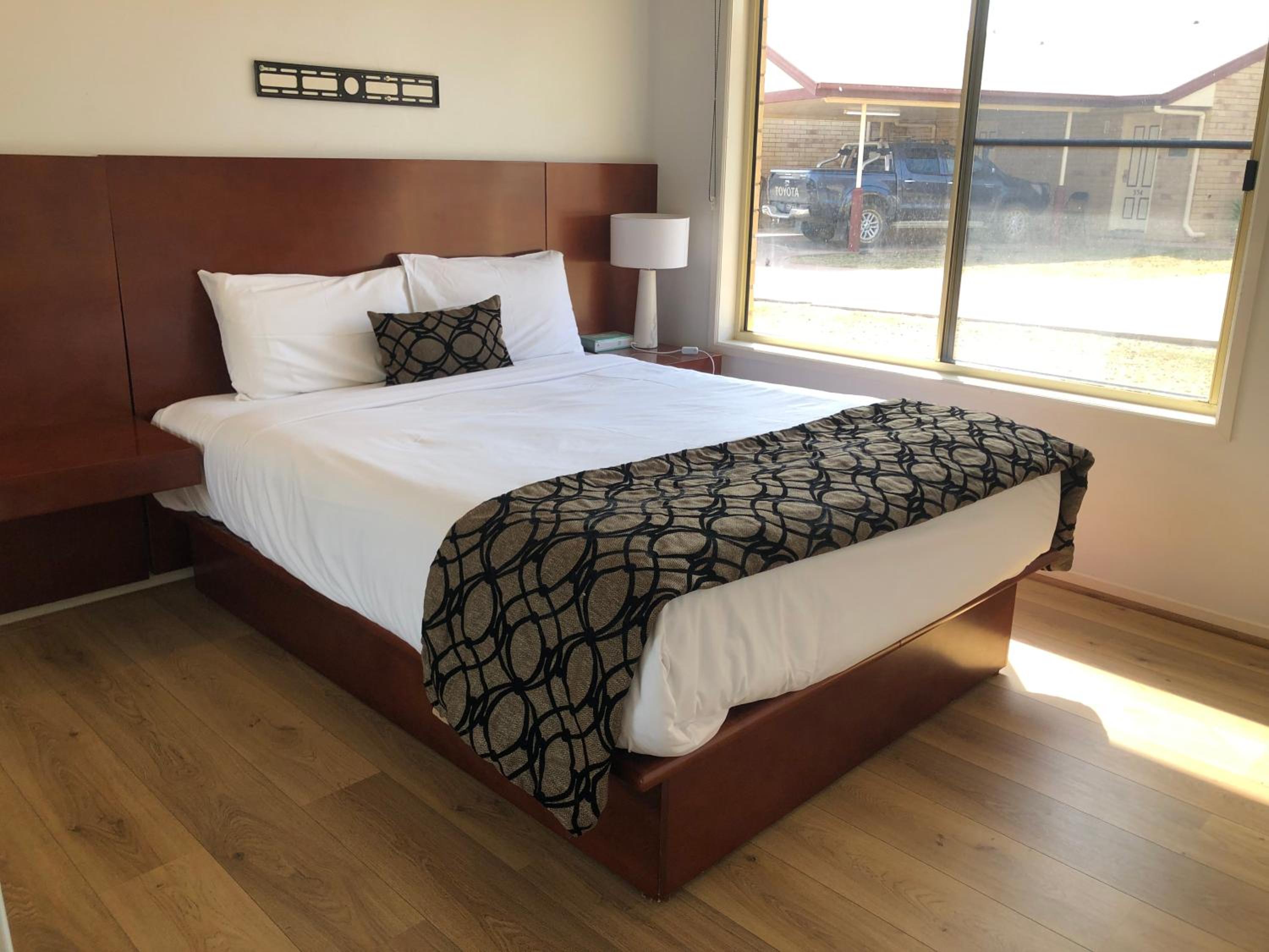 Western Heritage Motor Inn