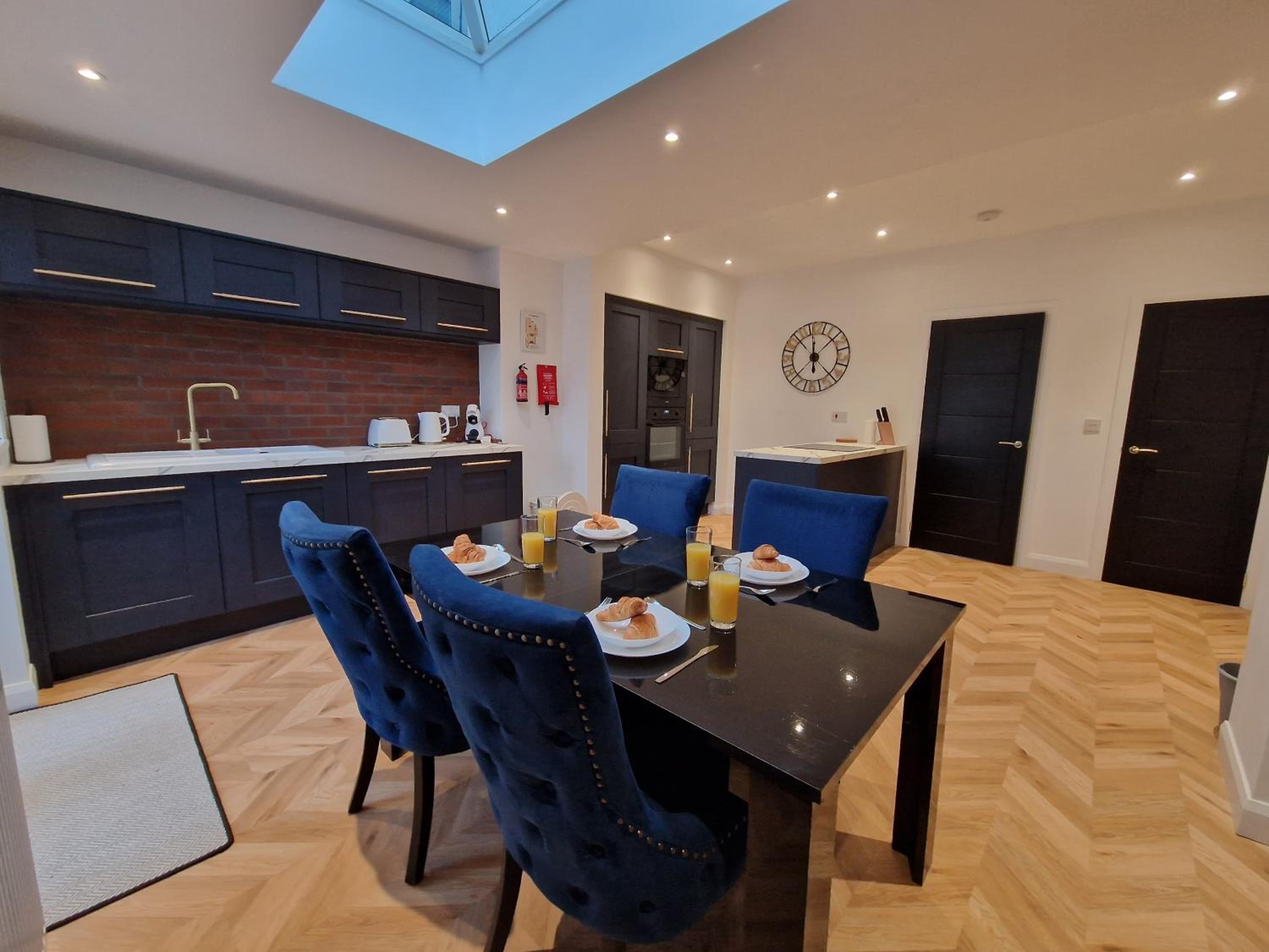 3 Bedroom Stylish Home Merthyr view 2