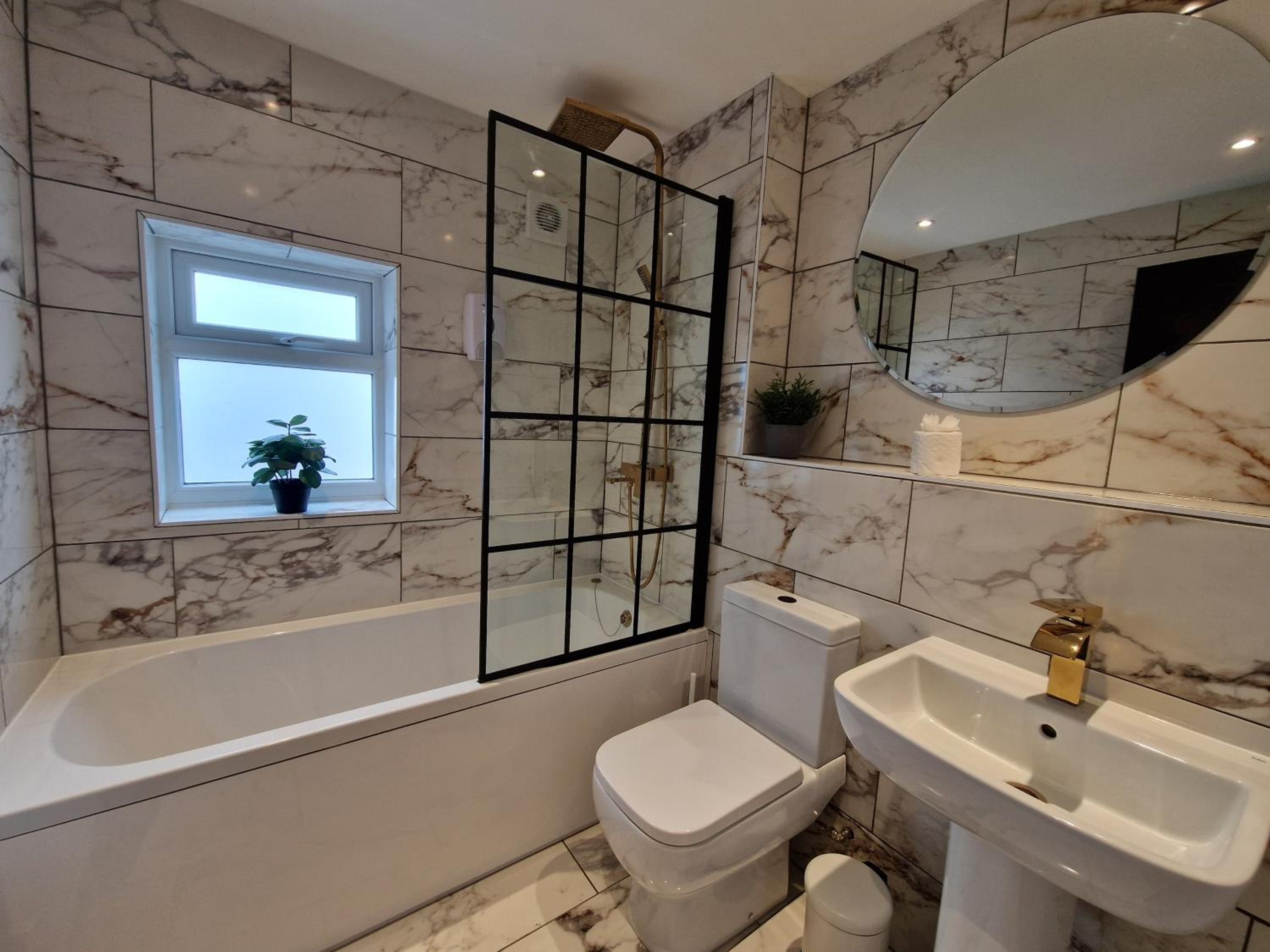 3 Bedroom Stylish Home Merthyr view 4