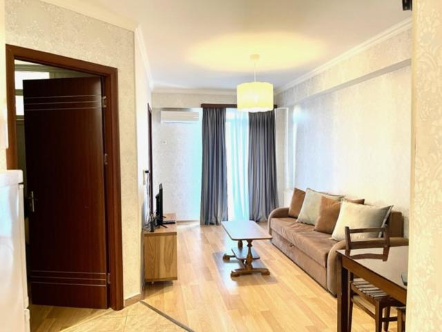 Modern and bright, fully renovated 2-bedroom flat view 3