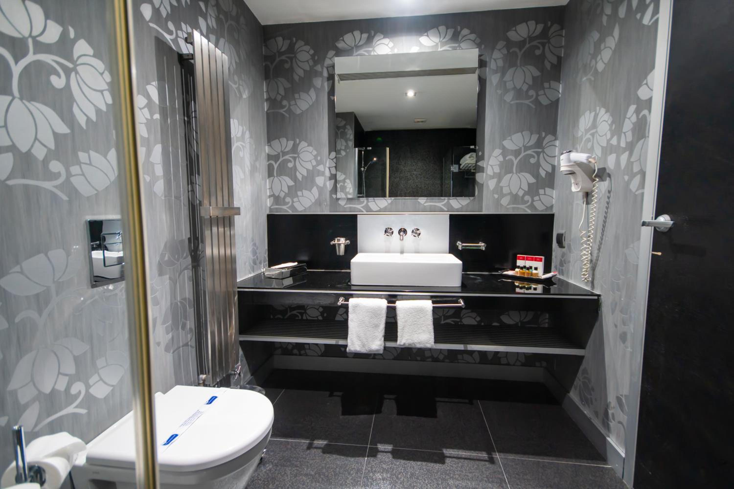 Vernazza Suites - Image 13