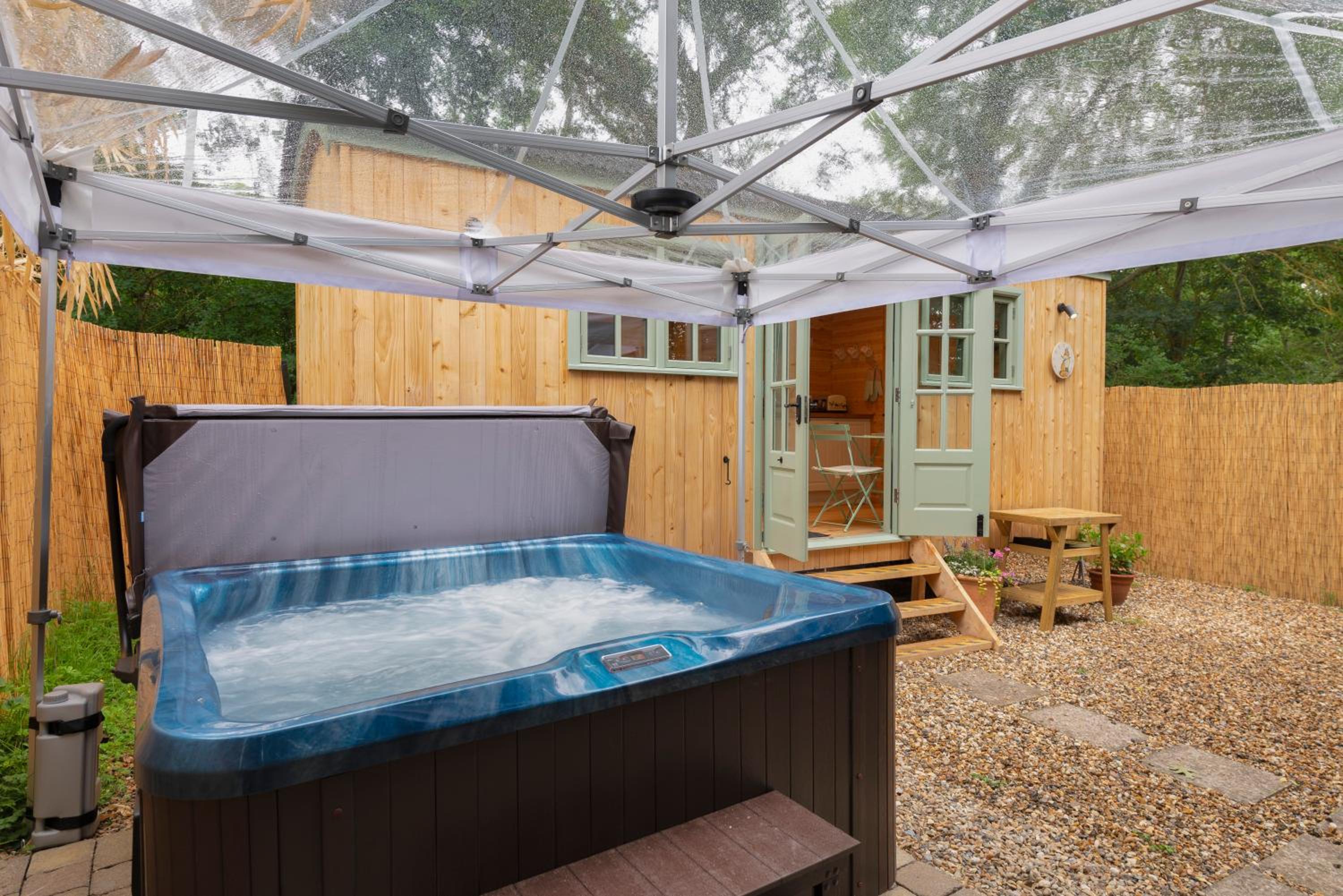 Hotel Shepherds Hut With Hot Tub