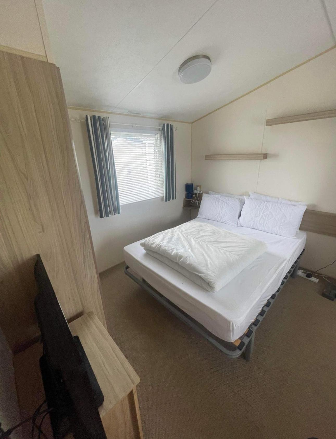 Lyon’s Robin Hood Rhyl caravan sbw view 4