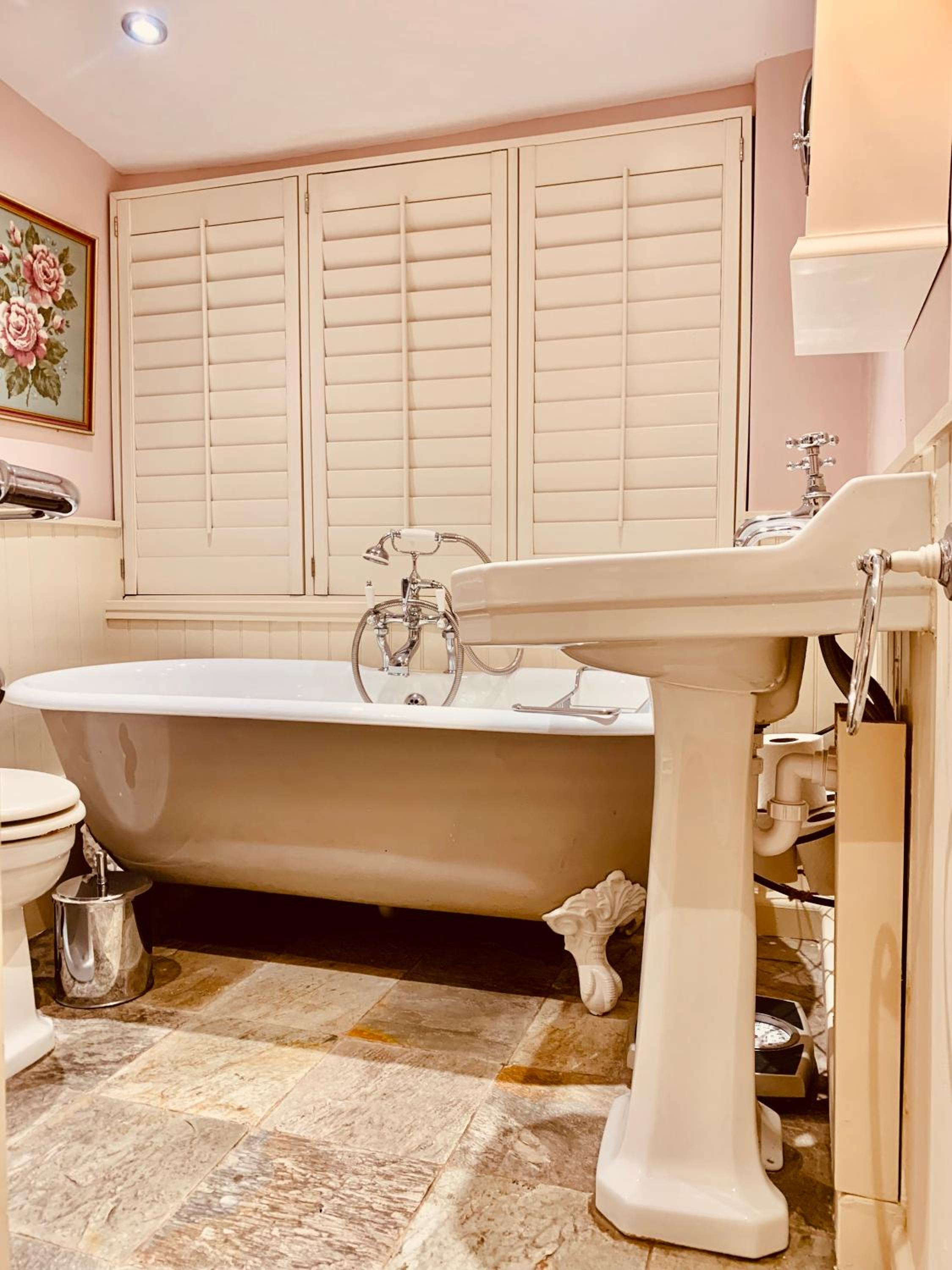 Rose Cottage - 17th Century Idyllic Country Cottage in Picturesque Village with Great Pub view 3
