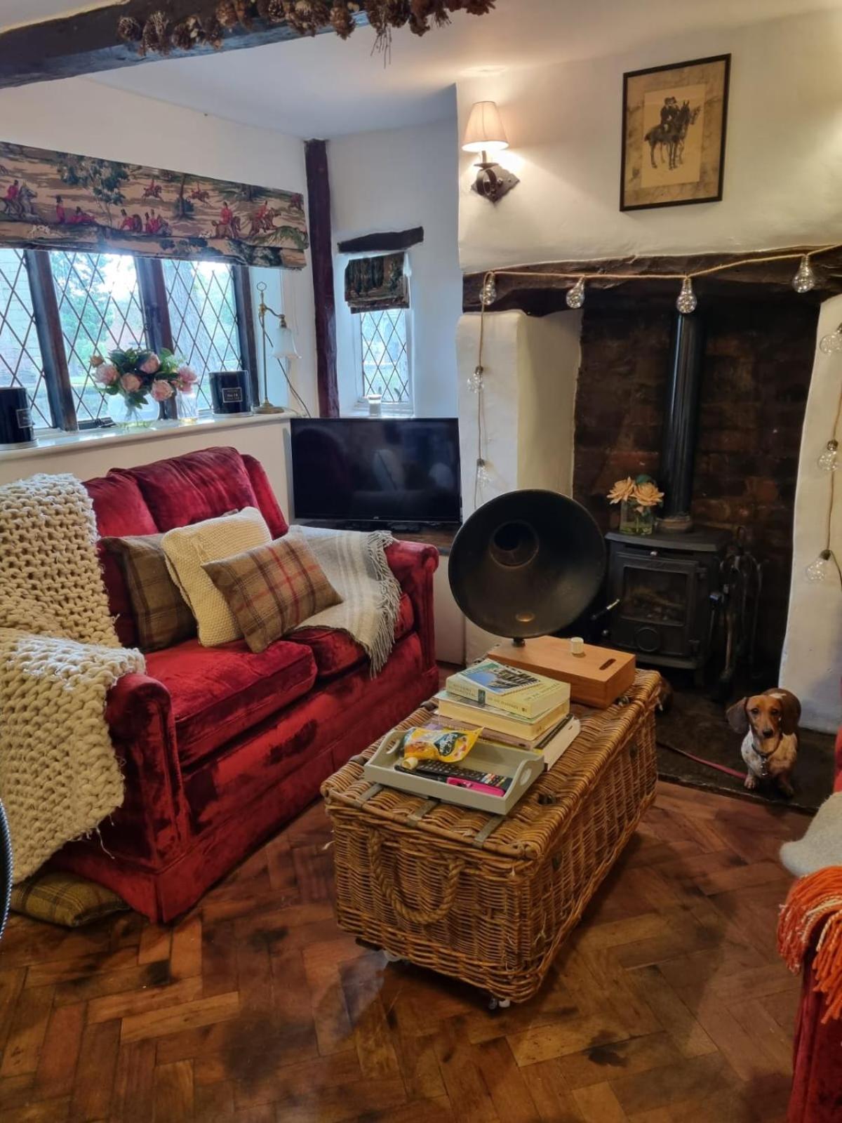 Rose Cottage - 17th Century Idyllic Country Cottage in Picturesque Village with Great Pub view 4
