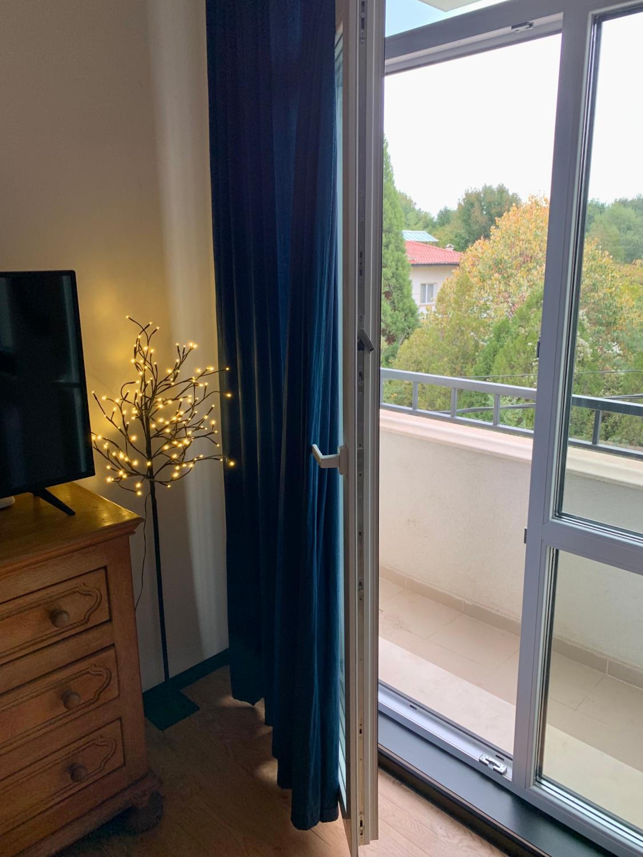 ArT Apartment Near Paradise Mall & Metro Station