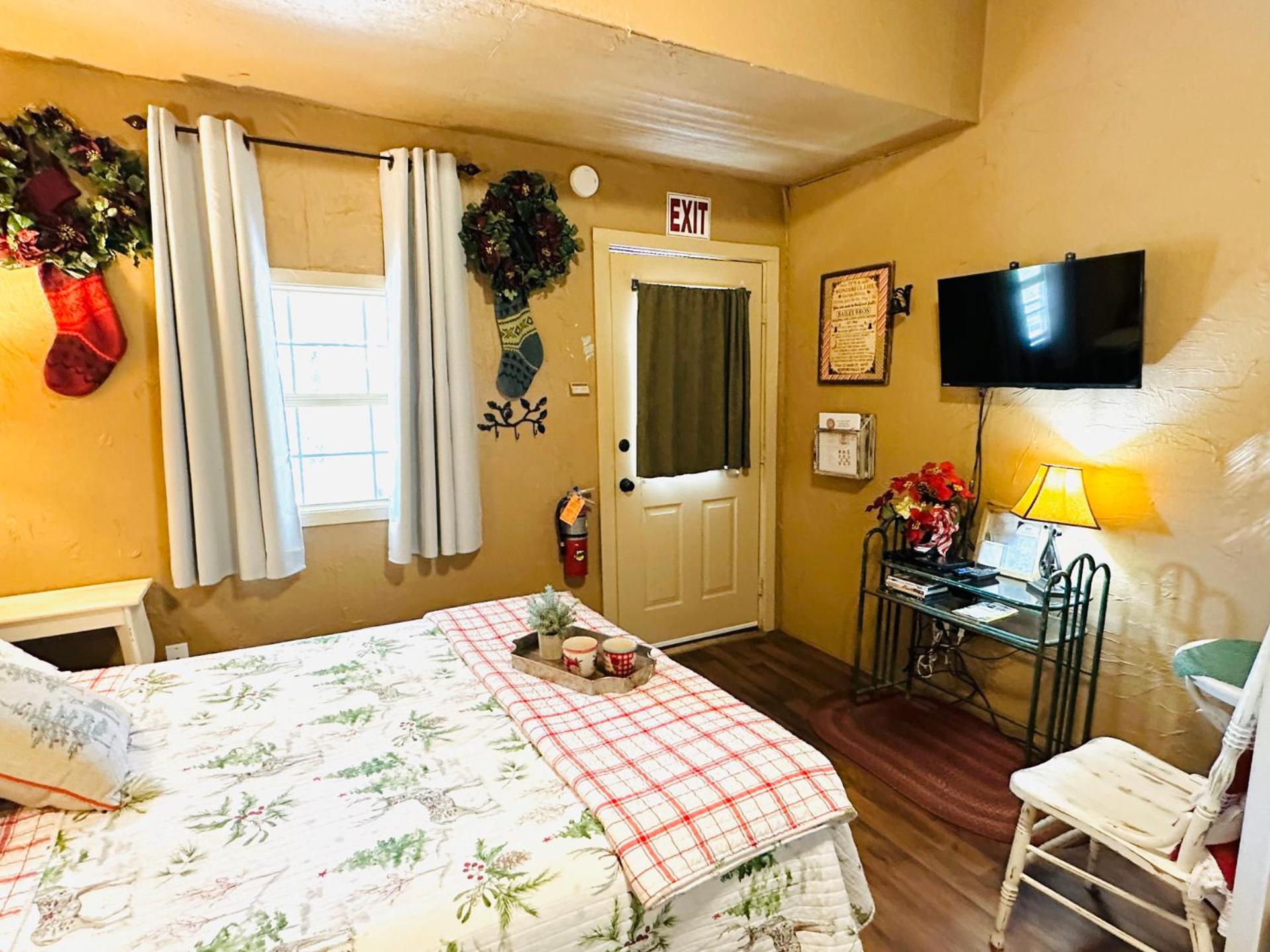 Acorn Hideaways Canton Delightful Christmas Suite Year Round view 2