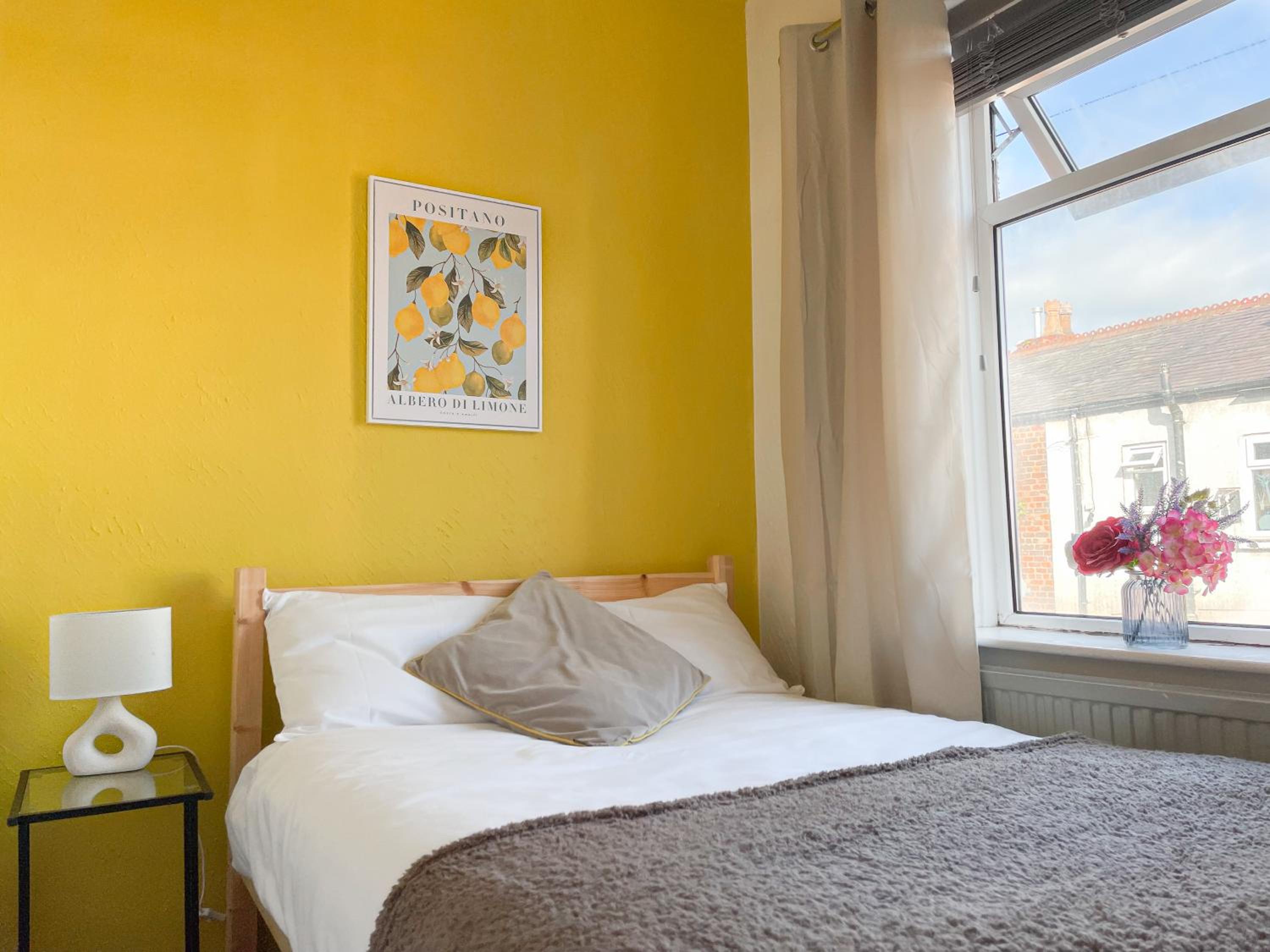 Large House near MediaCity, sleeps 13 with FREE Parking and Fast WIFI - Contractor and Long Stay Friendly - by IRWELL STAYS view 5
